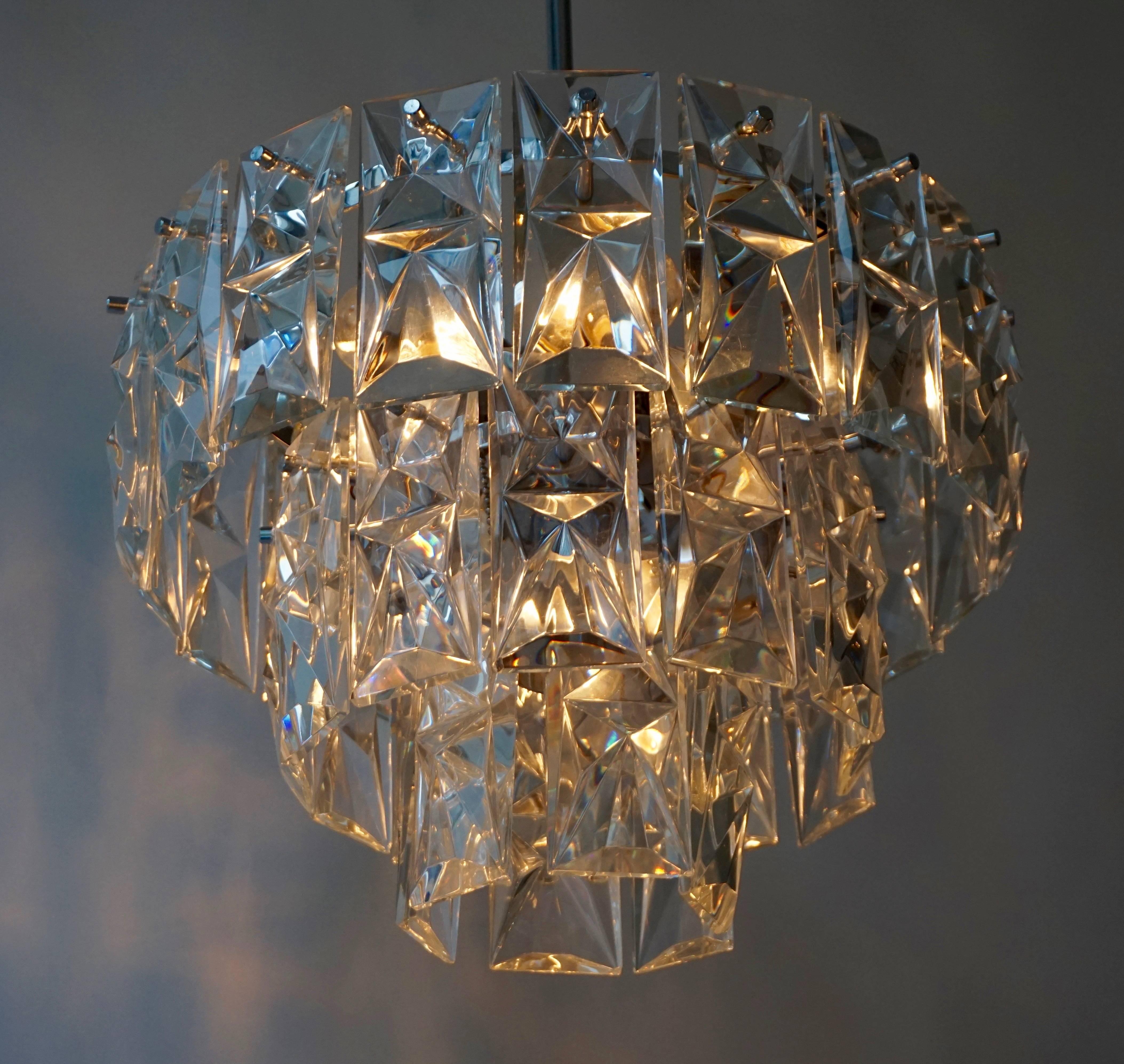 Italian Murano glass chandelier.
7 E14 bulbs.
Total height with rod is 70 cm.
Diameter 43 cm.
Height 30 cm.