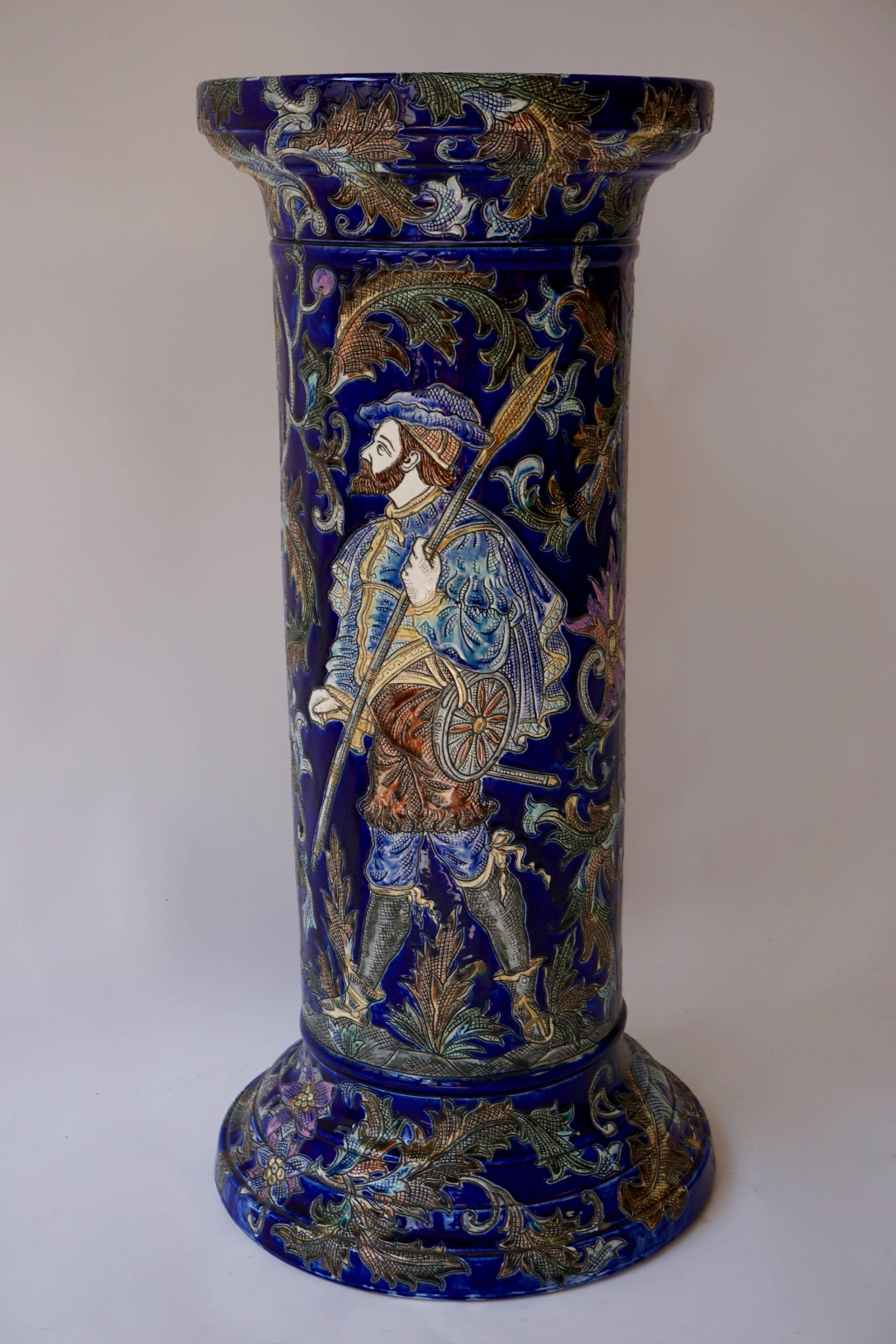 Glazed ceramic column pedestal or flower stand decorated with flower motifs and with a nobleman with his spear.

Measures:Height: 77 cm.
Diameter: 33 cm.