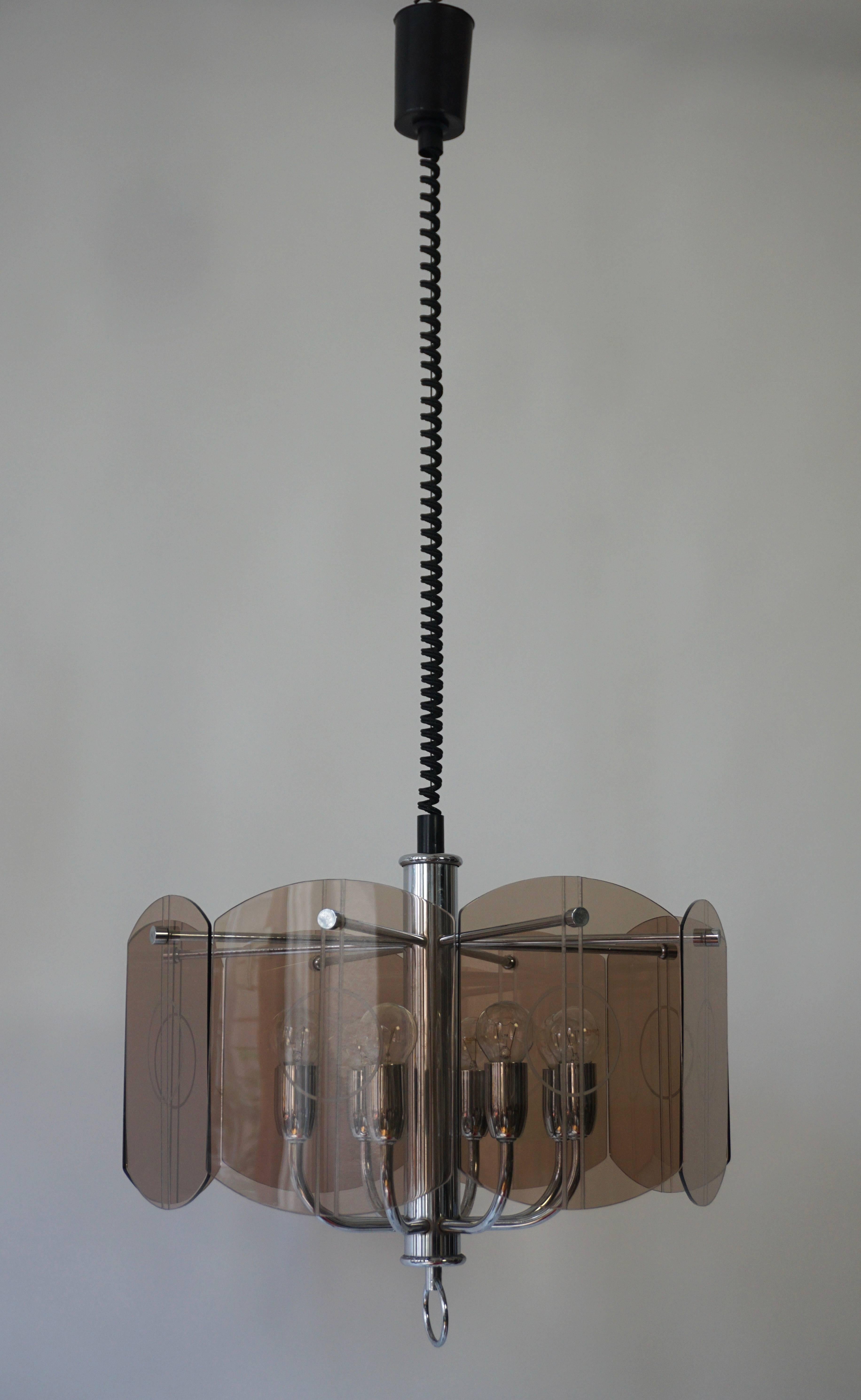 1970s pendant light.
Diameter: 47 cm.
Height: 37 cm.
Height: 110 cm cable repealed.
Height: Extended cable 160cm.