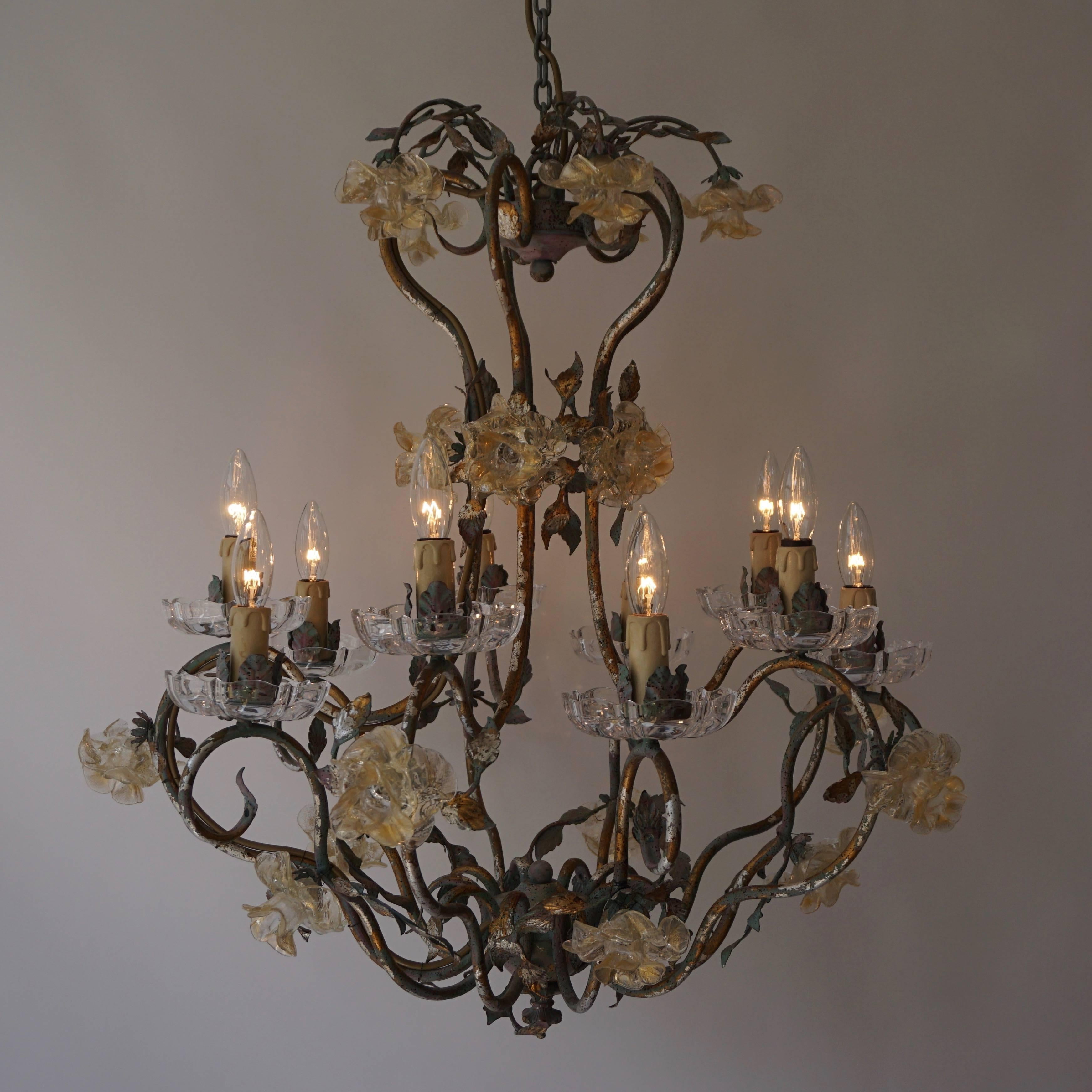 Elegant Italian Murano glass chandelier.

The light requires ten single E14 screw fit lightbulbs (40Watt max.) LED compatible.
Diameter 78 cm.
Height 70 cm.
Total height with chain 110 cm.