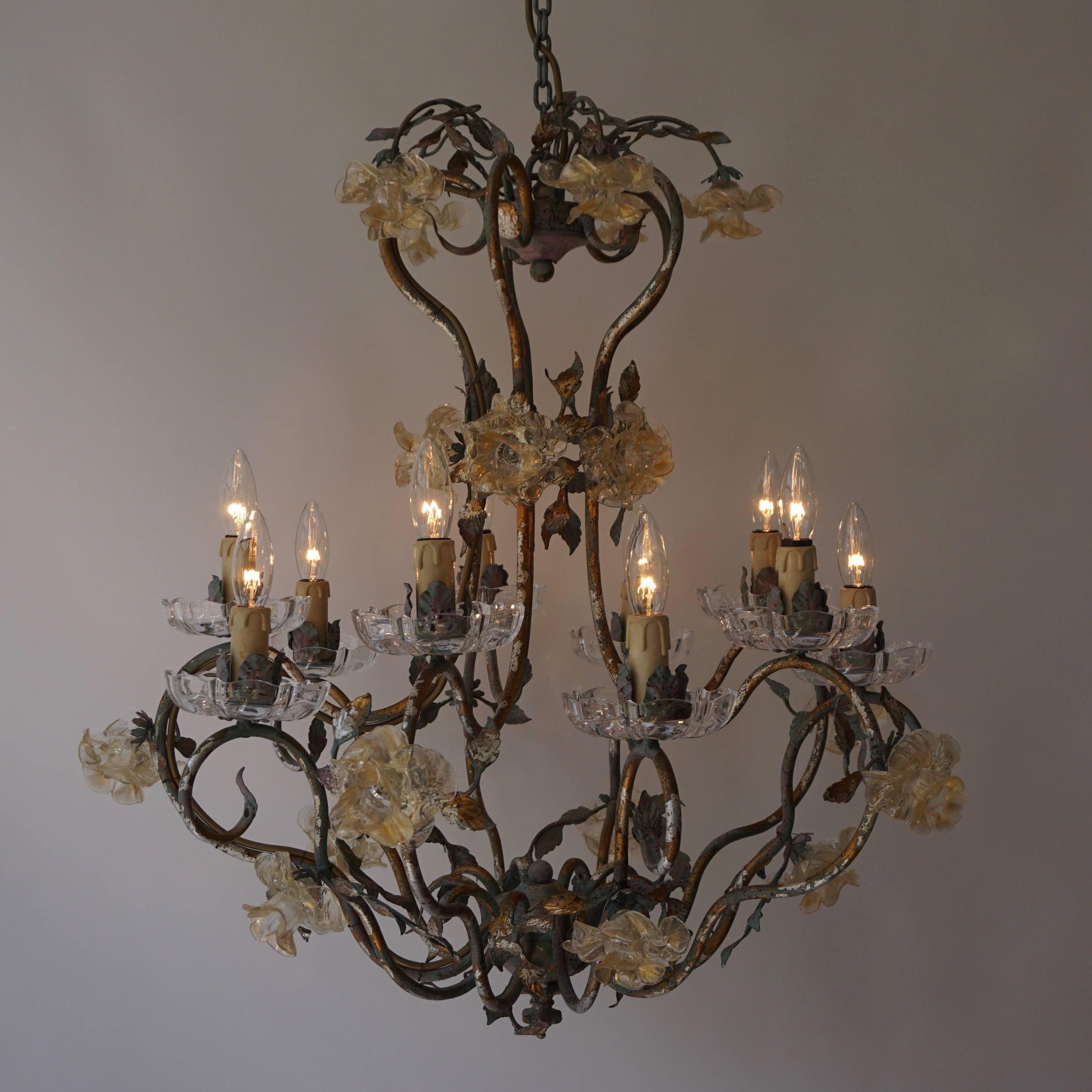 Elegante lampadario italiano in vetro di Murano.

La lampada richiede dieci lampadine singole a vite E14 (40Watt max.) compatibili con i LED.
Diametro 78 cm.
Altezza 70 cm.
Altezza totale con catena 110 cm.