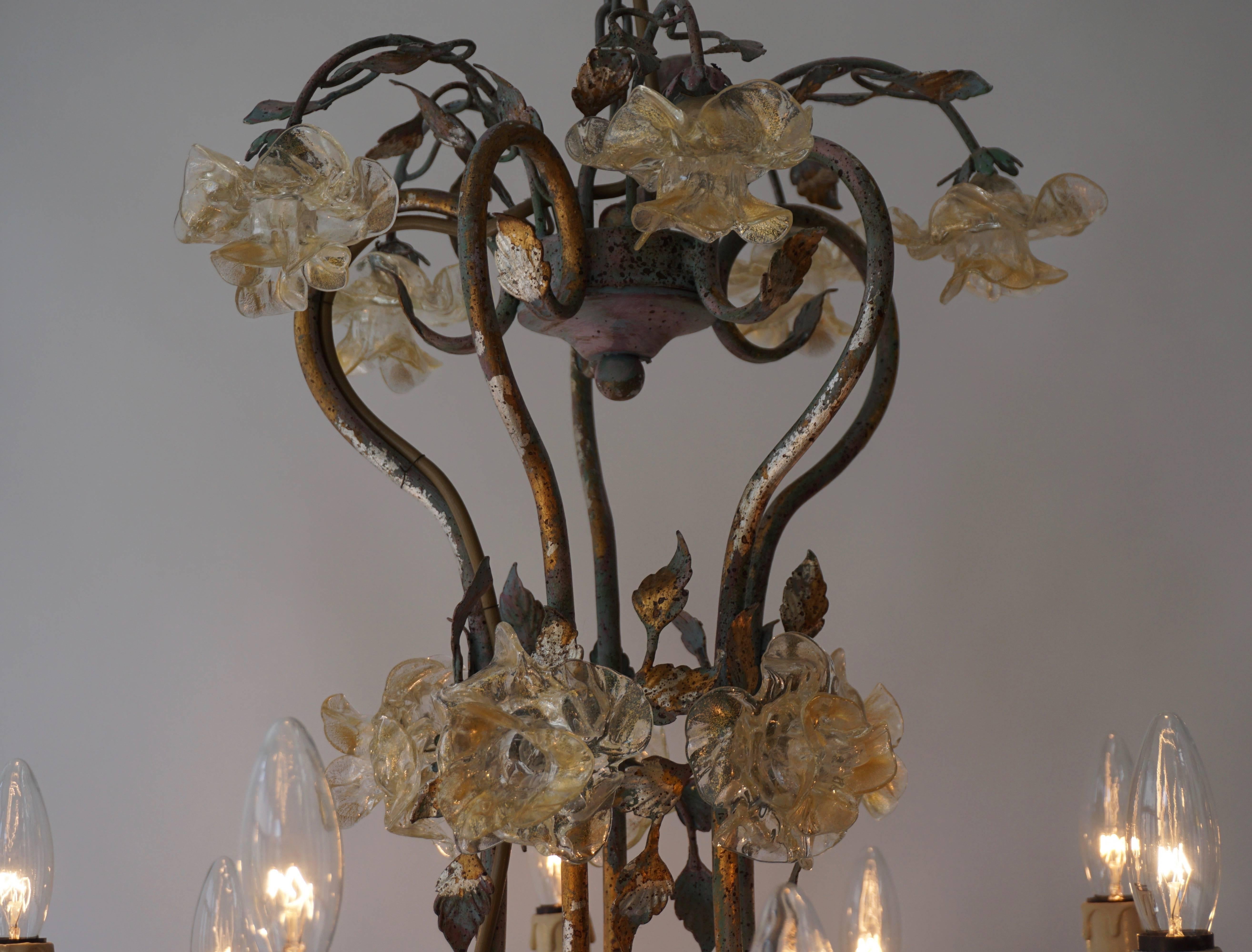 Lampadario italiano con fiori di vetro in vendita 1