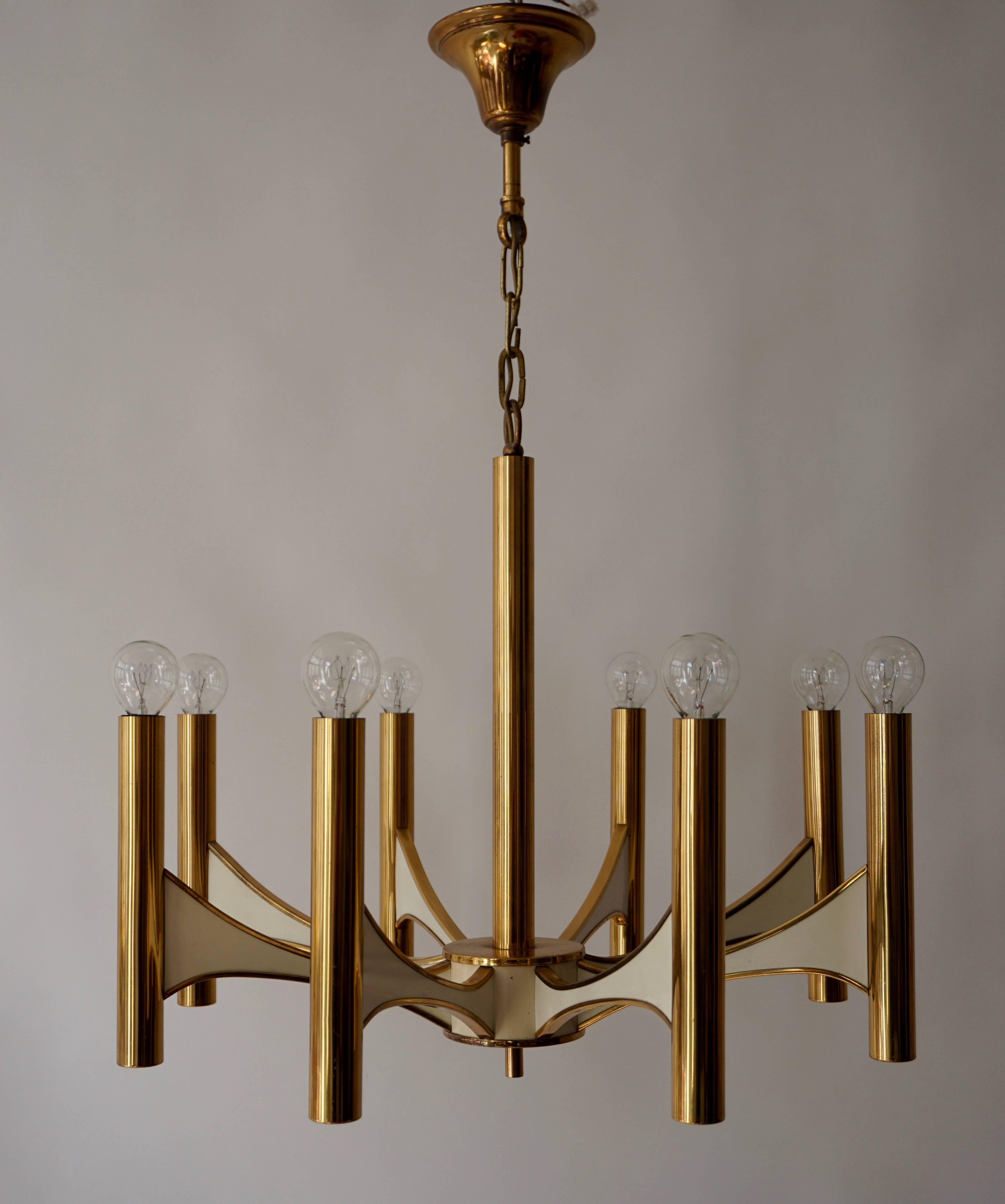 Italian Sciolari chandelier in brass.
Diameter: 57 cm.
Height: 44 cm.
Height with the chain 75 cm.