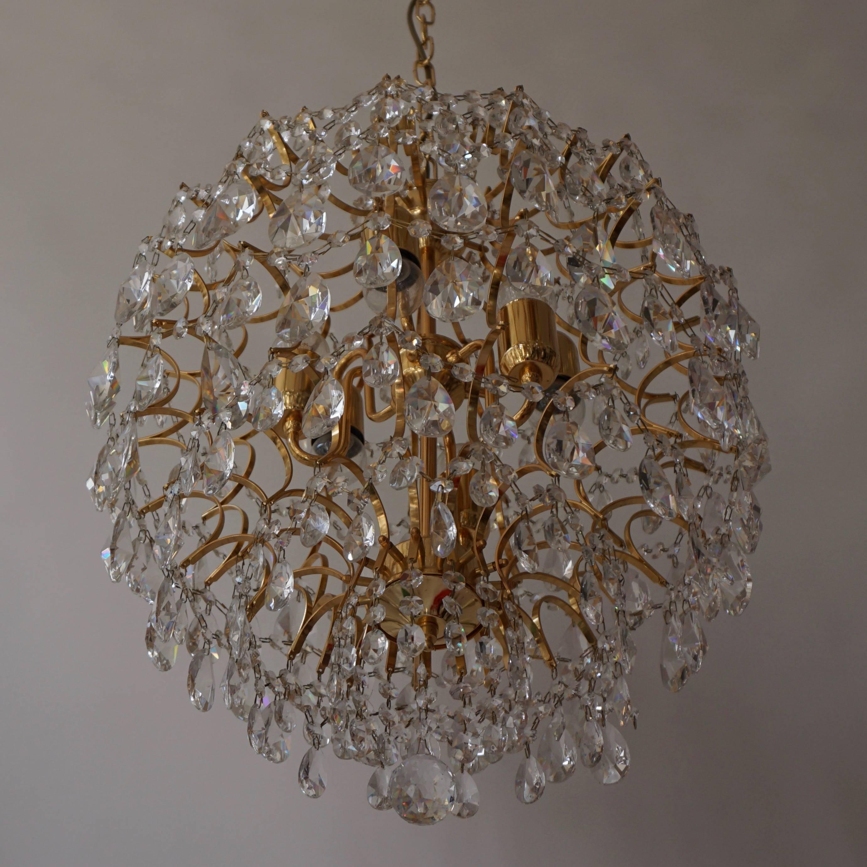 Gilt Italian Chandelier in Brass and Crystal  For Sale