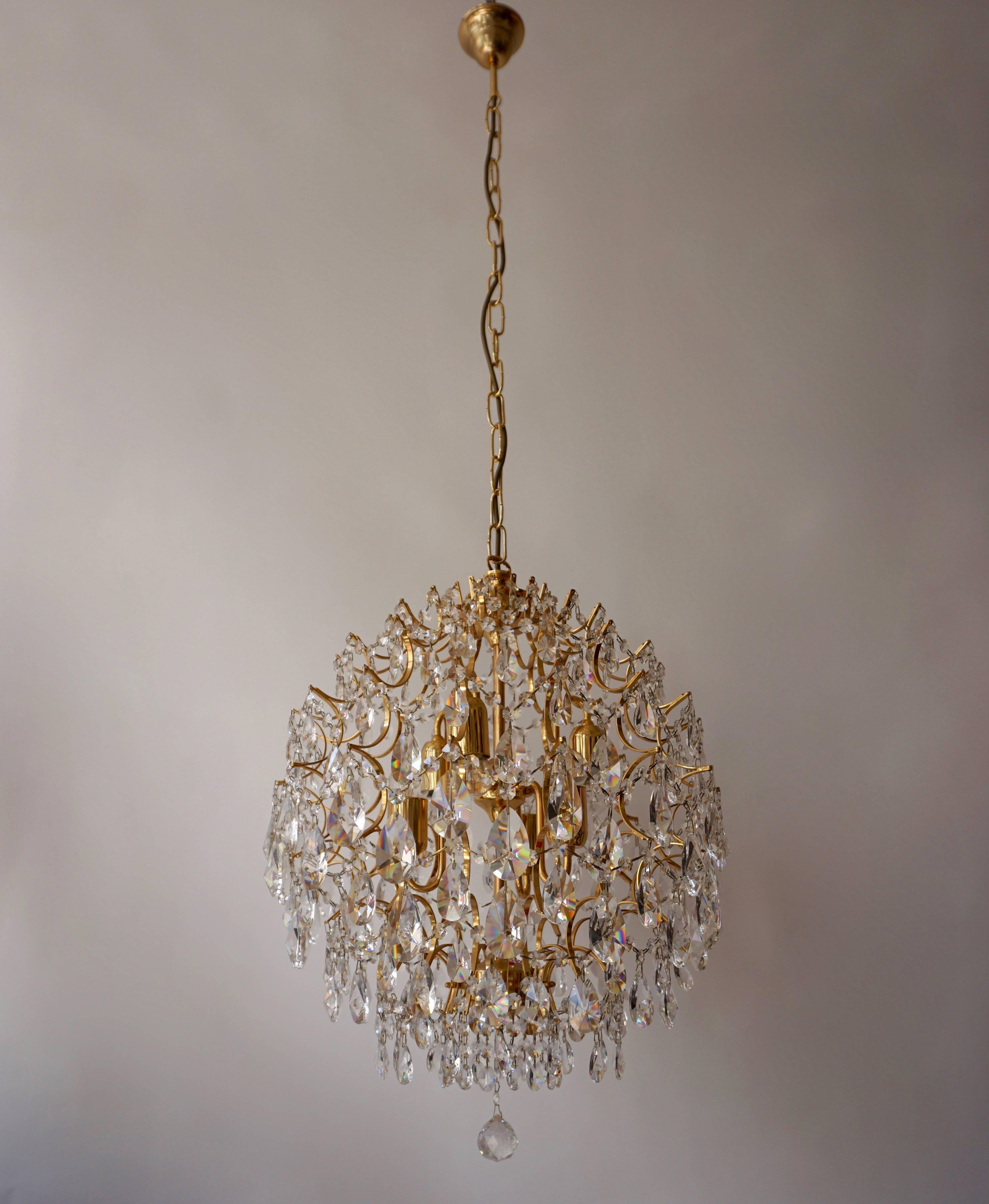 Italian chandelier in brass and crystal glass.

Measures: 
Diameter 50 cm.
Height fixture 60 cm.
Total height  120 cm.
The light requires six single E27 screw fit lightbulbs (60Watt max.) LED compatible.

