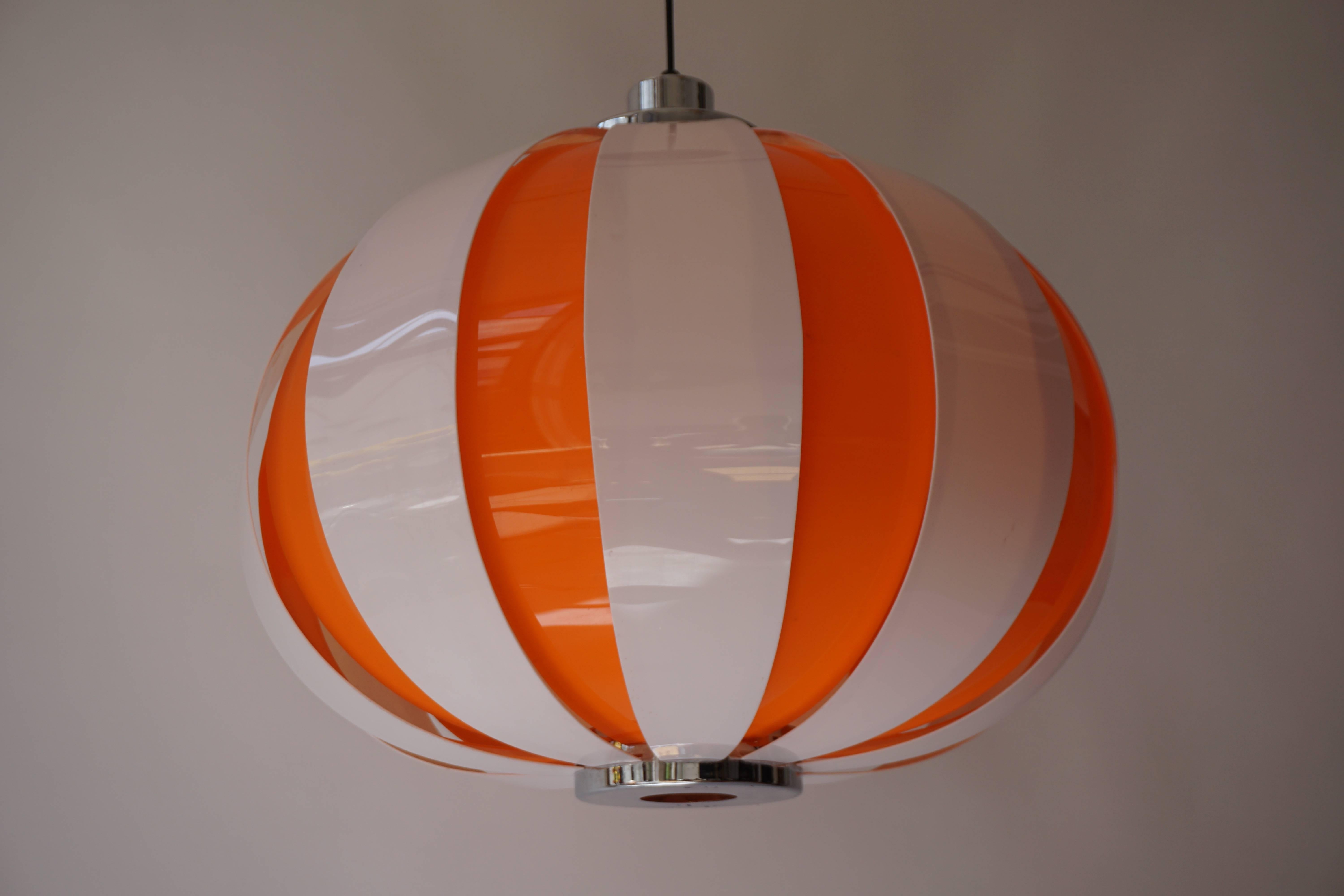 Globe lampshade made of orange and white curved acrylic slats. Chromed metal (iron) rings and lamp socket holder. Bakelite E27 socket.

Period: 1970s – Mid-Century Modern.

