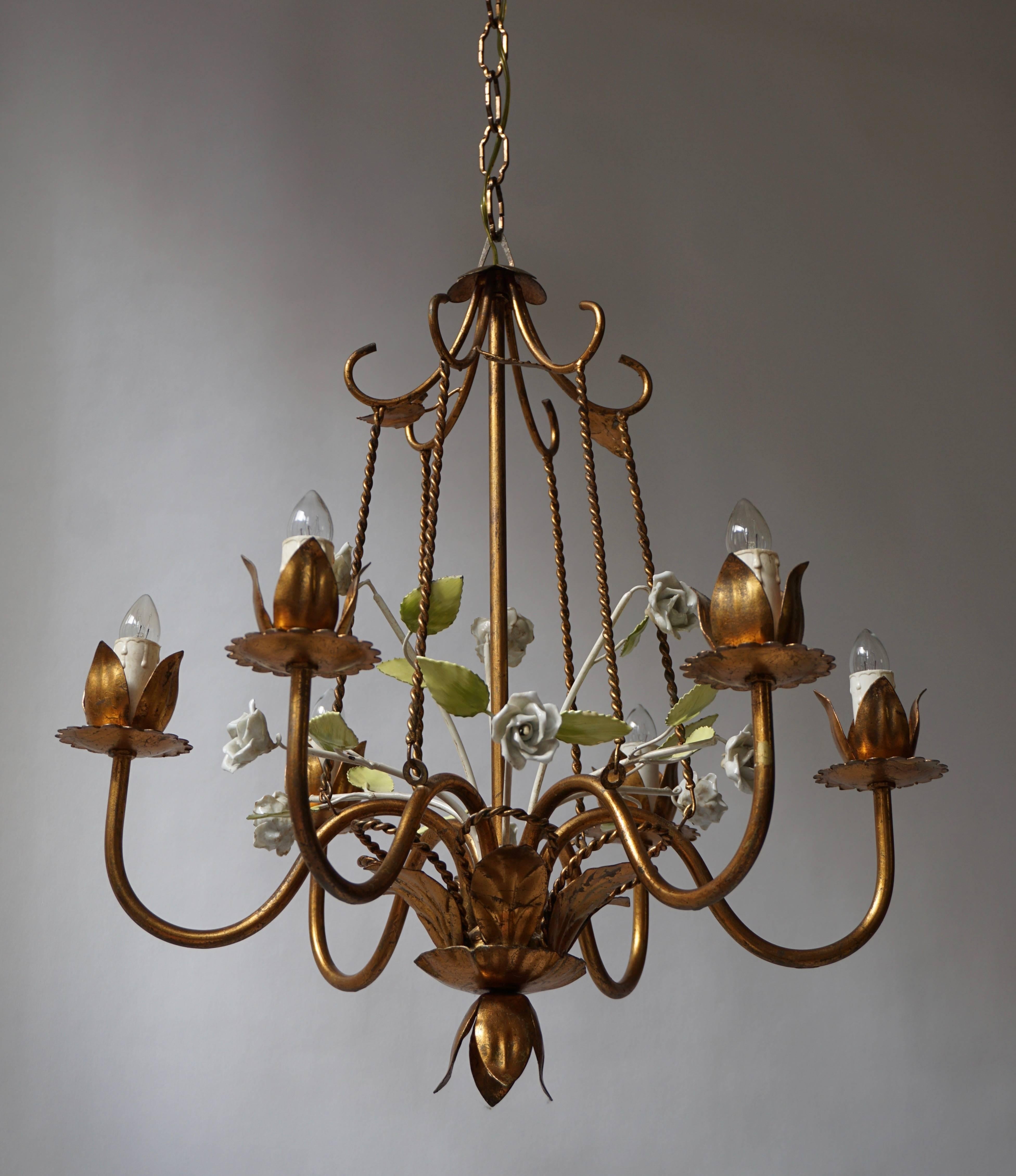 Italian Brass Chandelier with Porcelain Flowers In Good Condition For Sale In Antwerp, BE