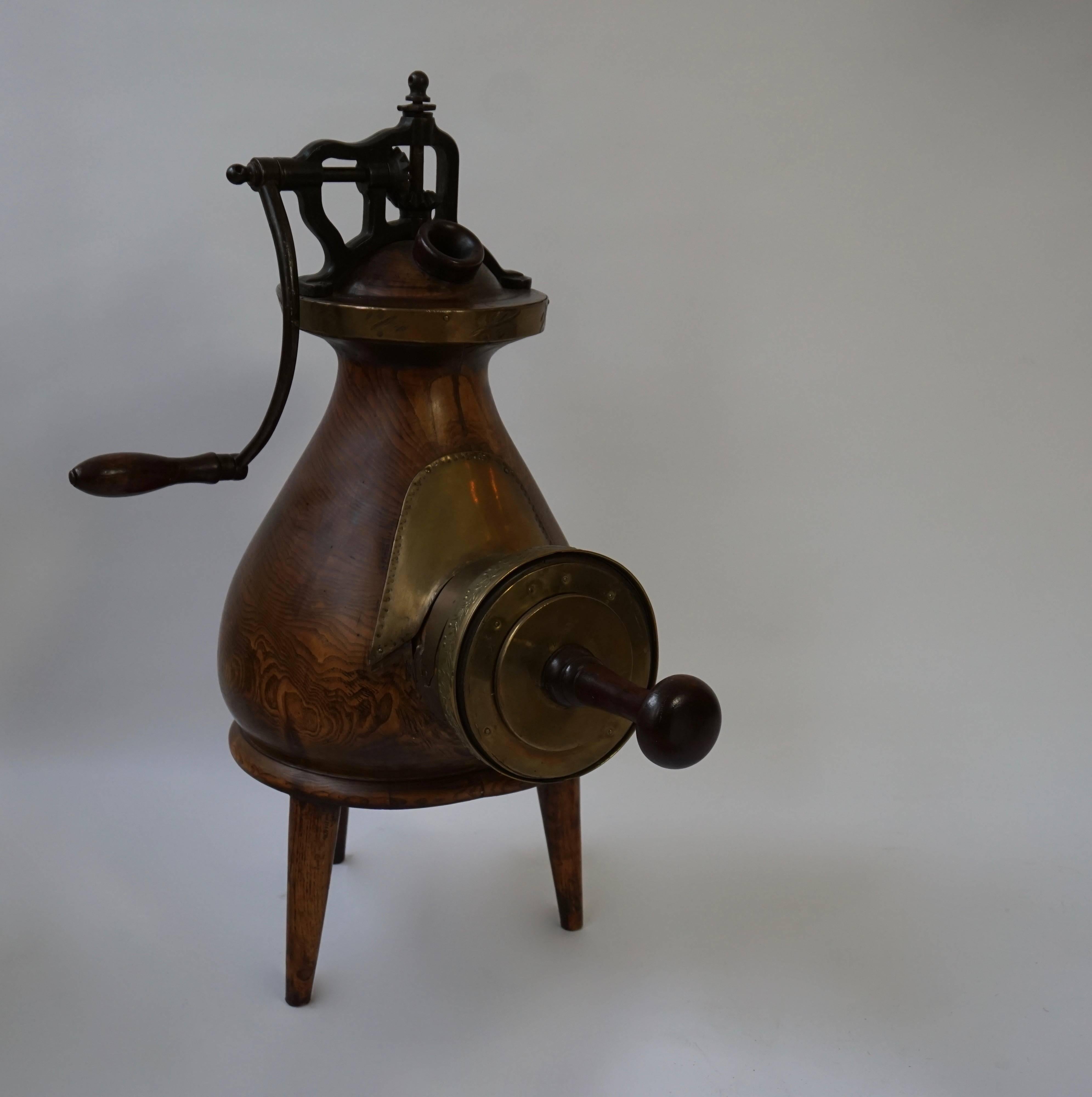 An early Industrial coffee grinder.
Measures: Height 80 cm.
 