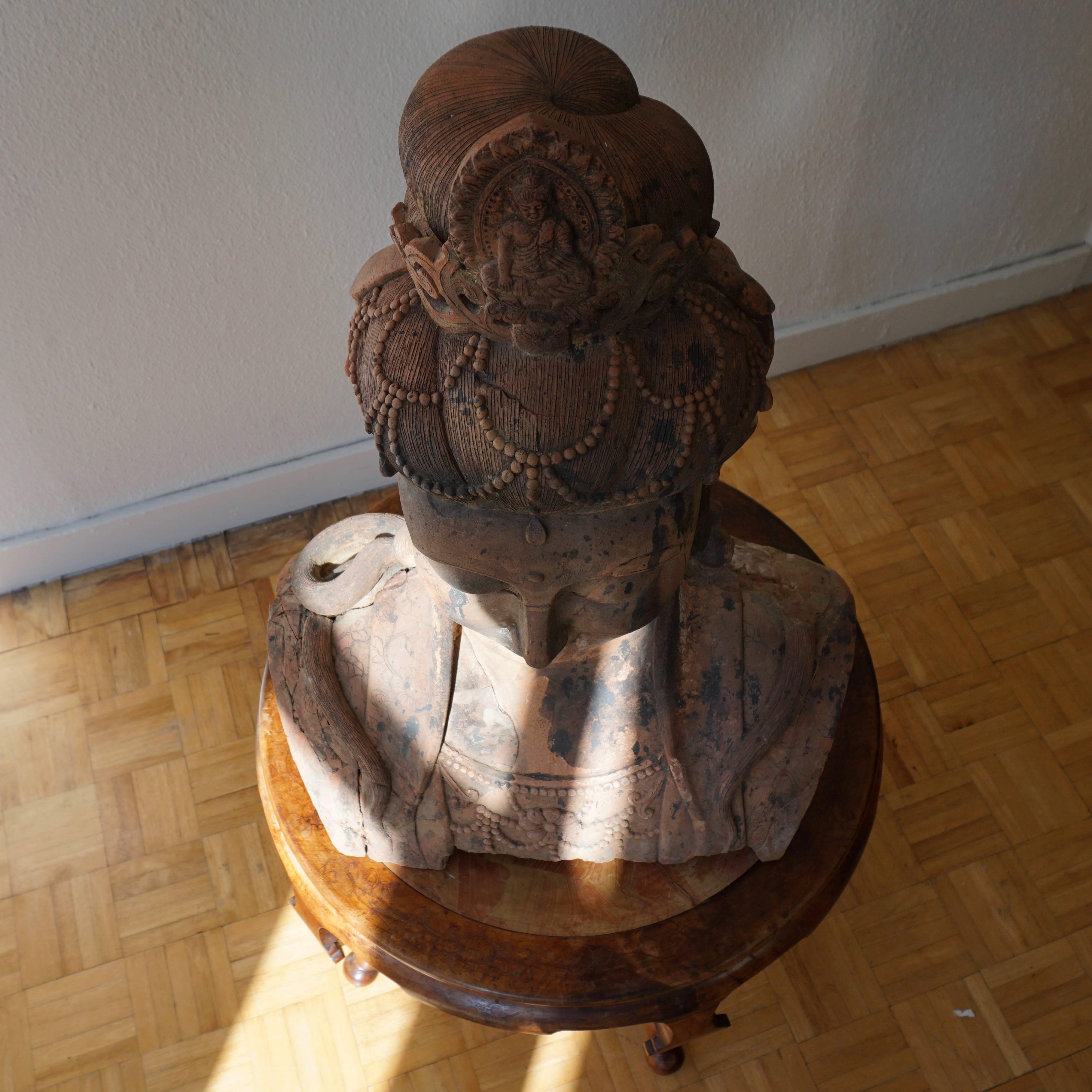 Buste de Bouddha en terre cuite plus grand que nature représentant Guanyin, début du 20e siècle, Chine en vente 1
