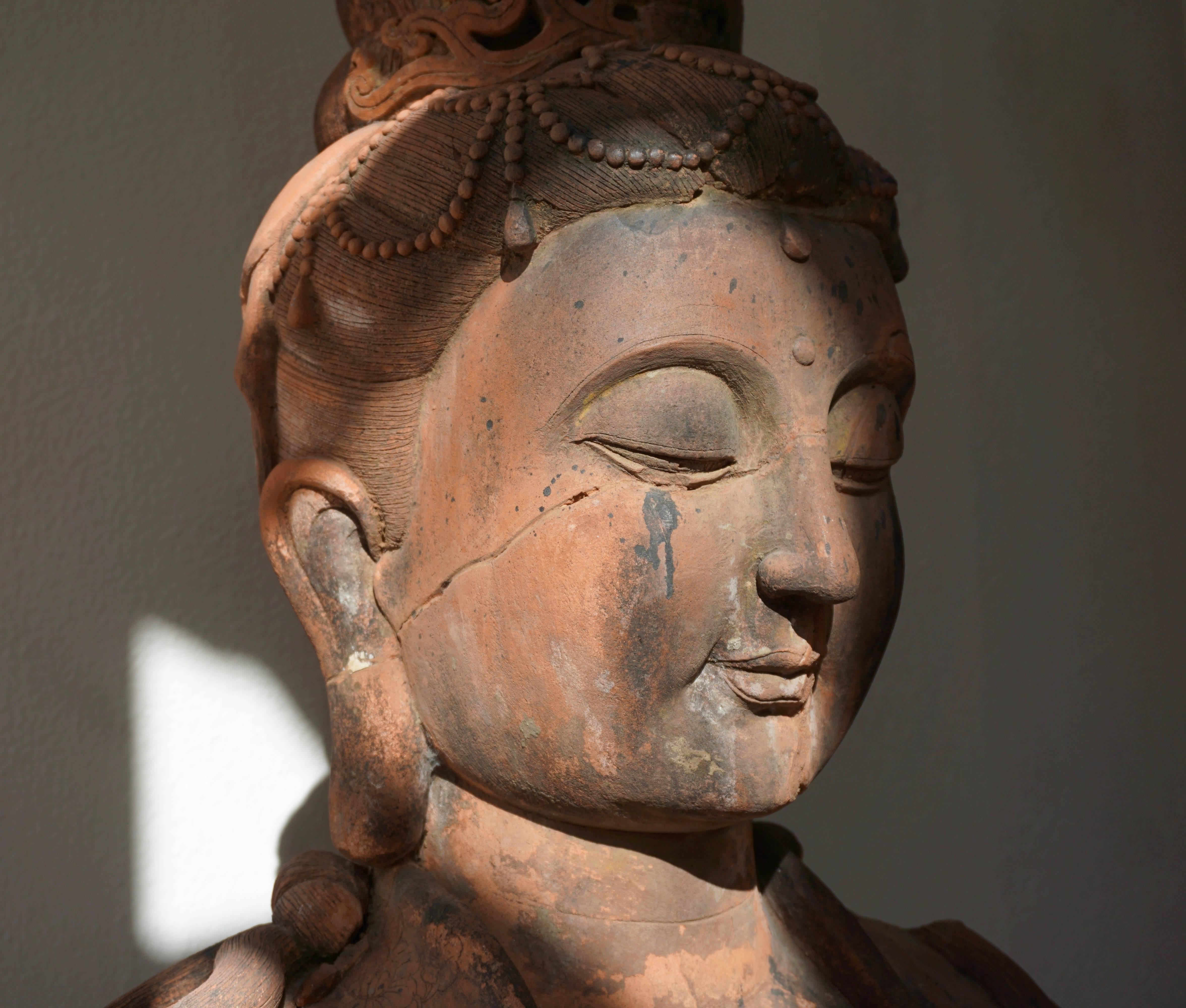 Exportation chinoise Buste de Bouddha en terre cuite plus grand que nature représentant Guanyin, début du 20e siècle, Chine en vente