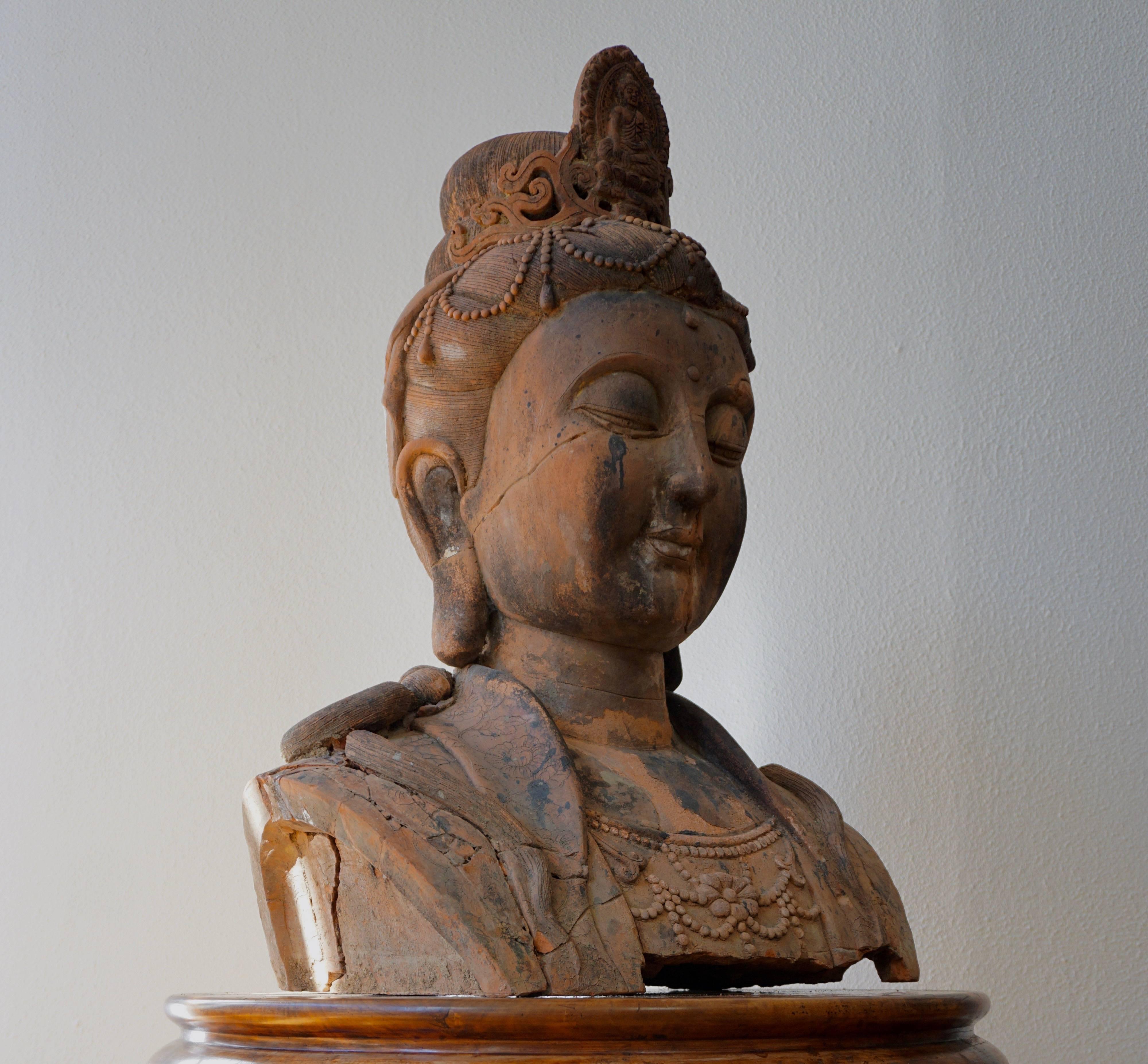 20ième siècle Buste de Bouddha en terre cuite plus grand que nature représentant Guanyin, début du 20e siècle, Chine en vente