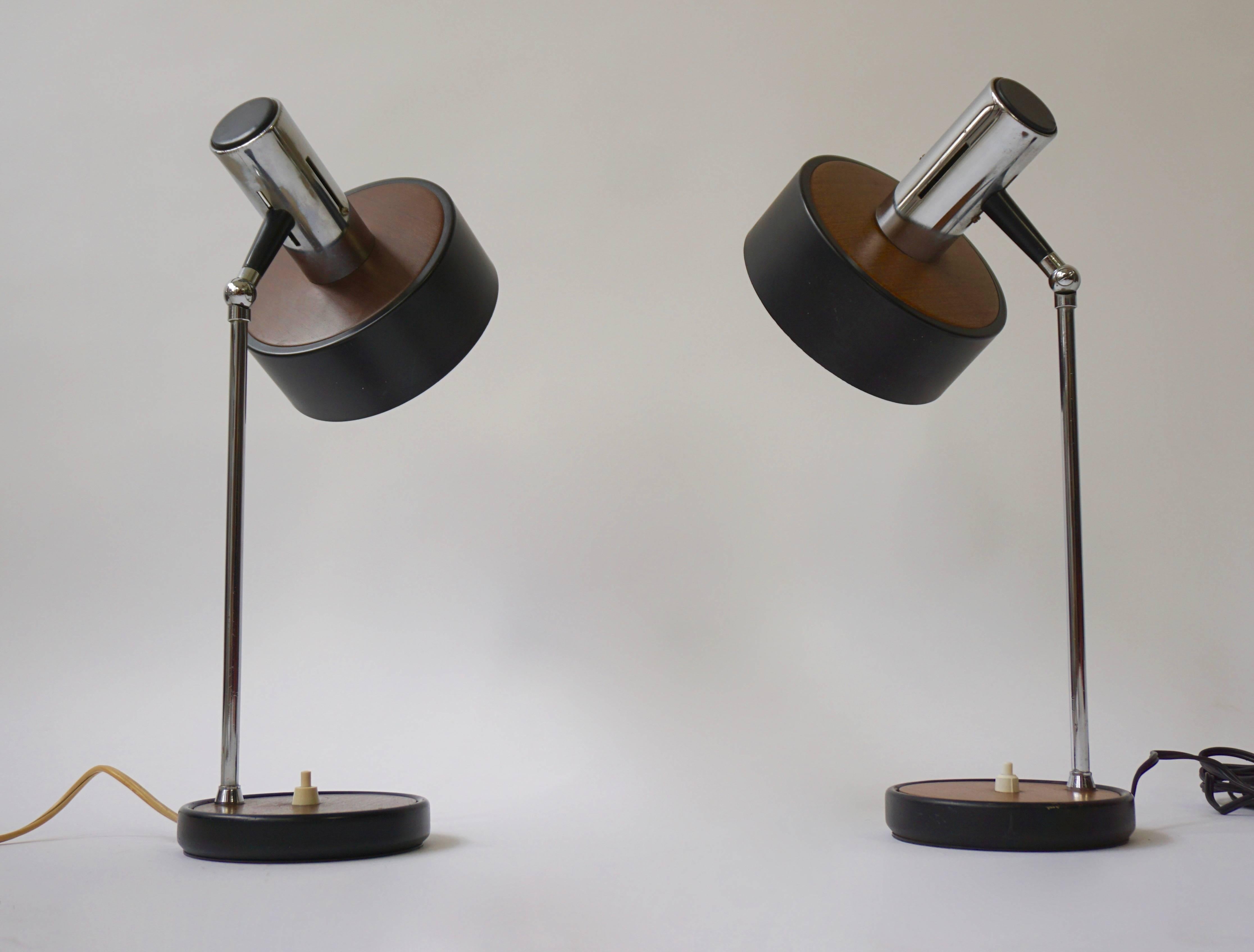 Two Italian adjustable desk lamps.
Dimensions: 20 cm diameter and 47 cm high.
One E27 bulb.
