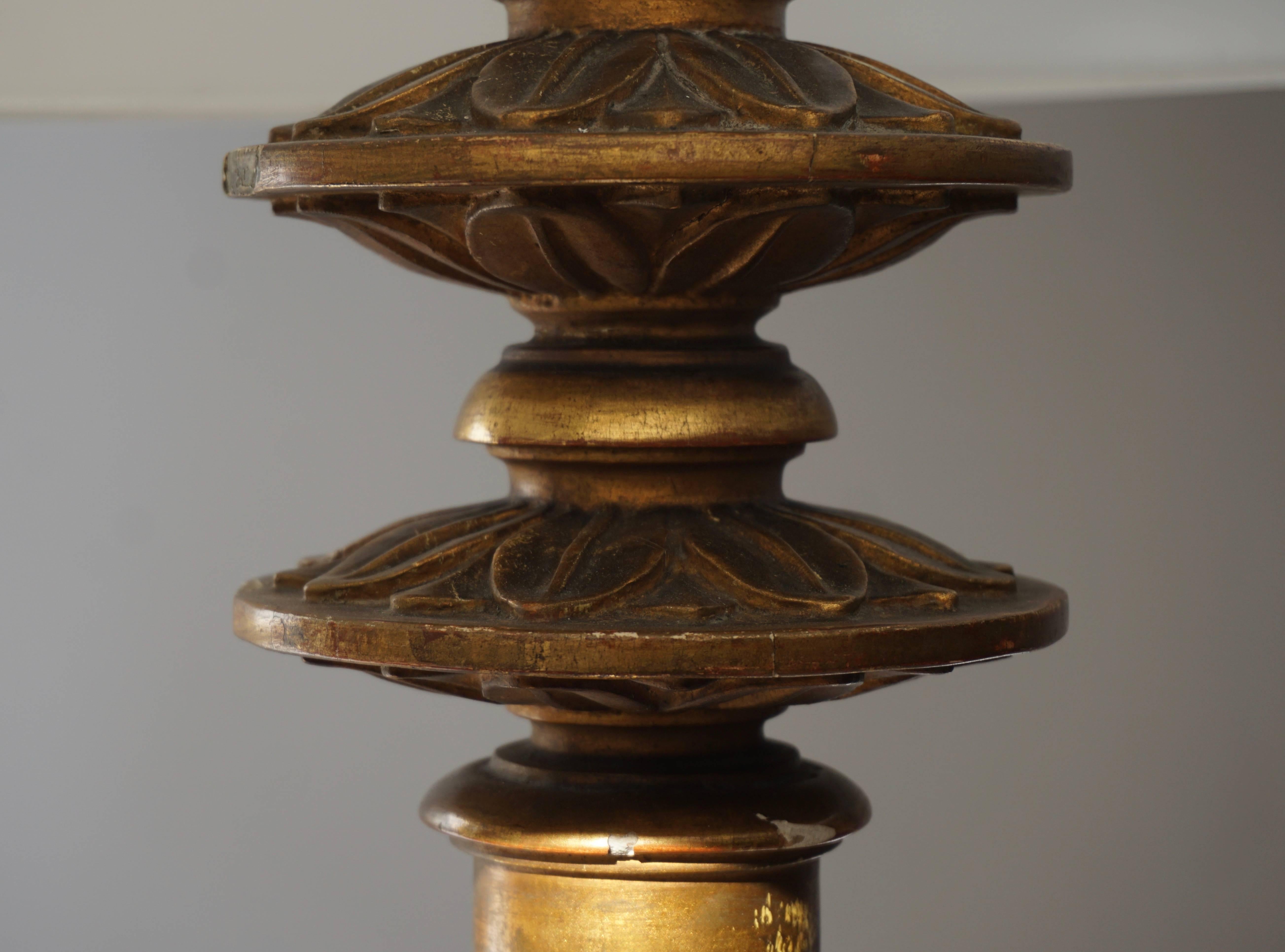 Lampadaire en bois doré de style néoclassique néo-grec en vente 3