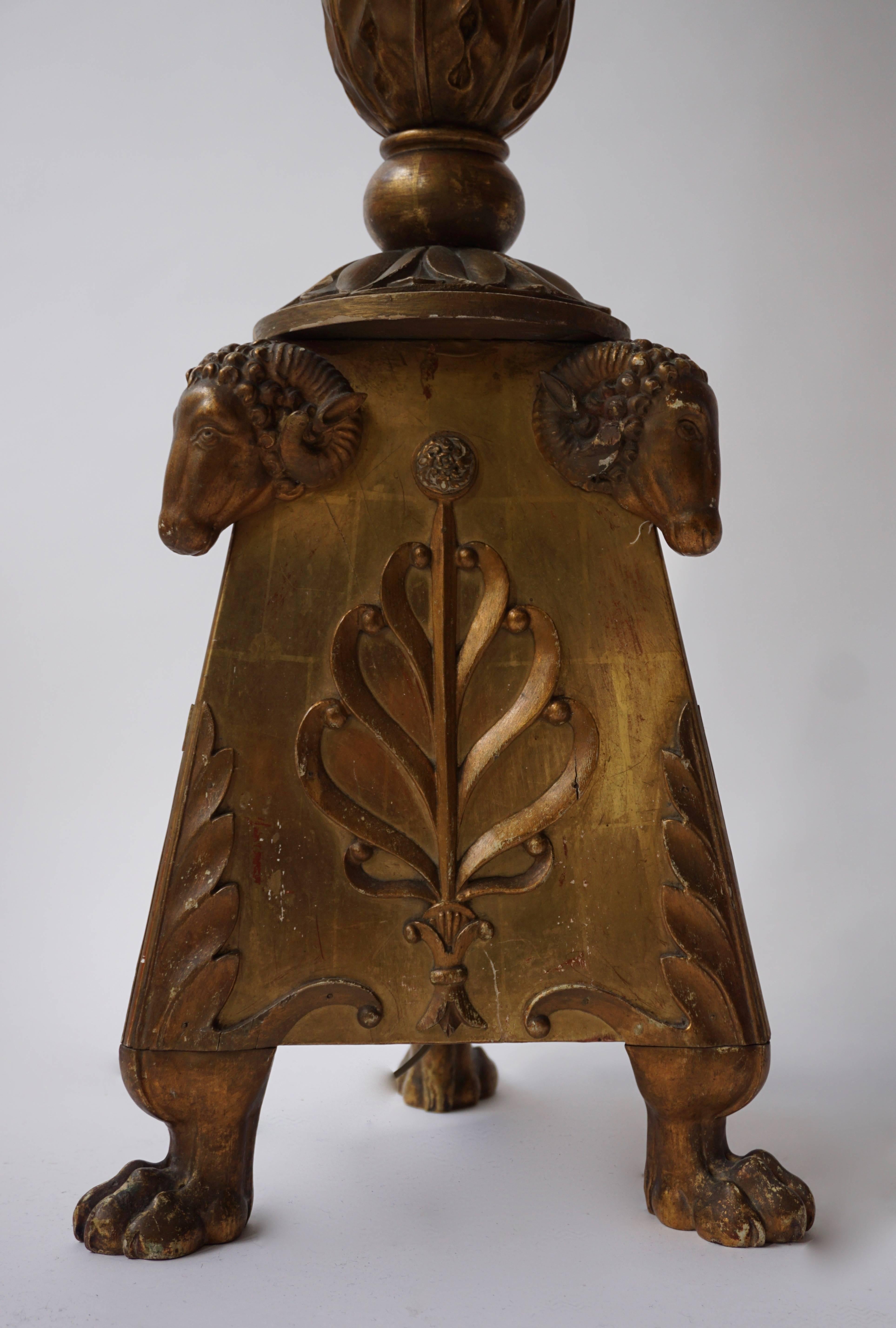 Lampadaire en bois doré de style néoclassique néo-grec Bon état - En vente à Antwerp, BE