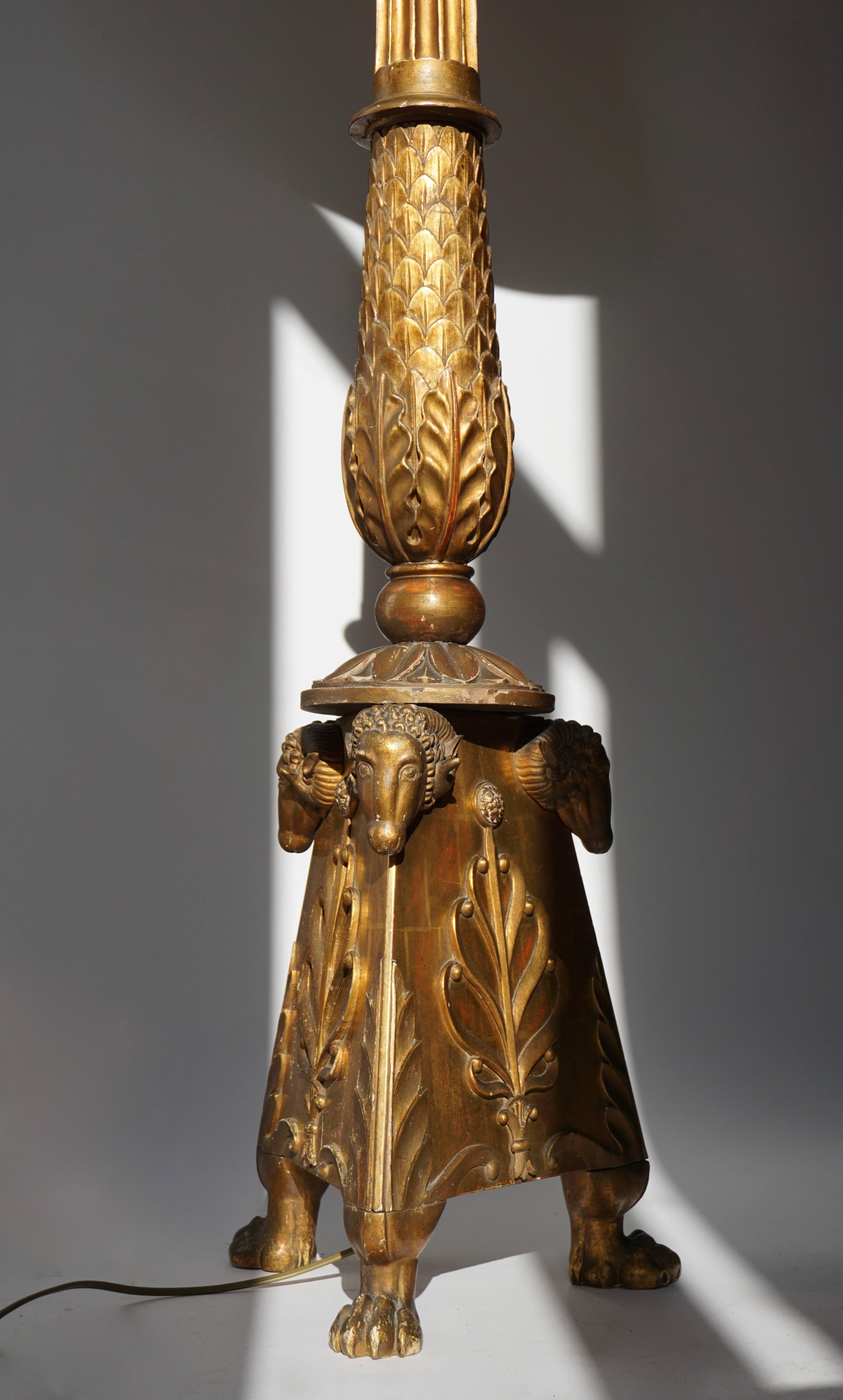 italien Lampadaire en bois doré de style néoclassique néo-grec en vente