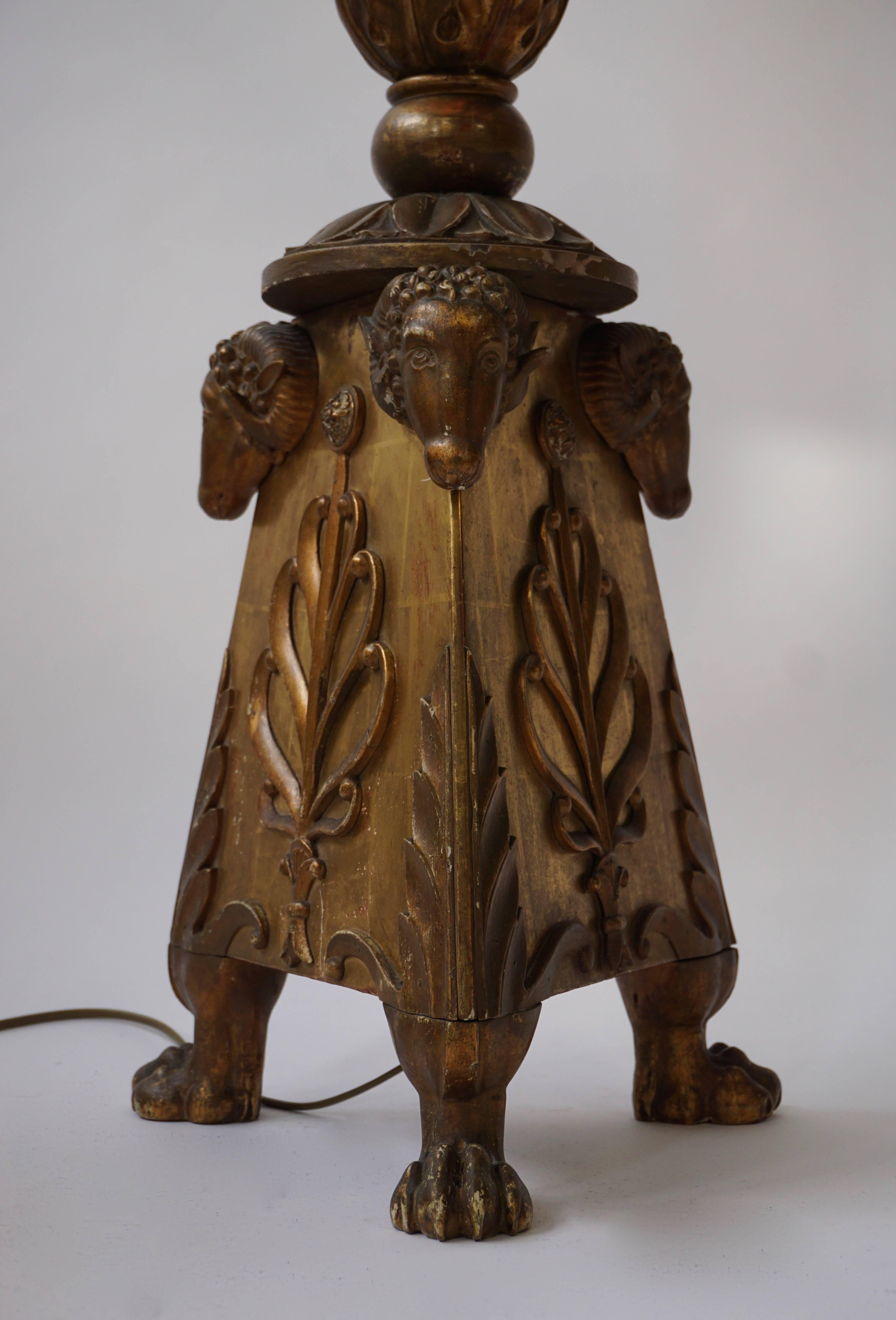Laiton Lampadaire en bois doré de style néoclassique néo-grec en vente