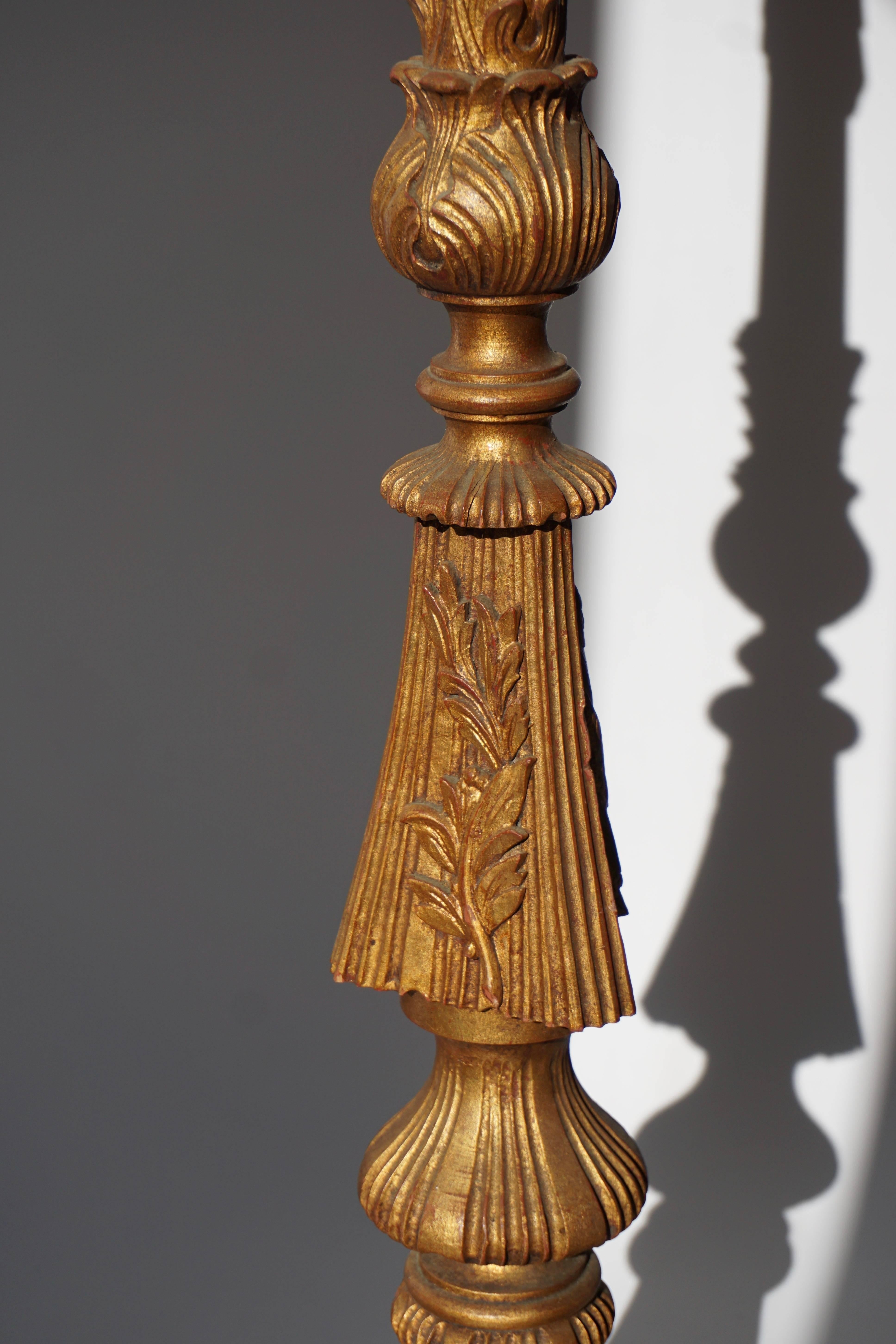 Hollywood Regency Lampada da terra in legno dipinto e dorato in vendita