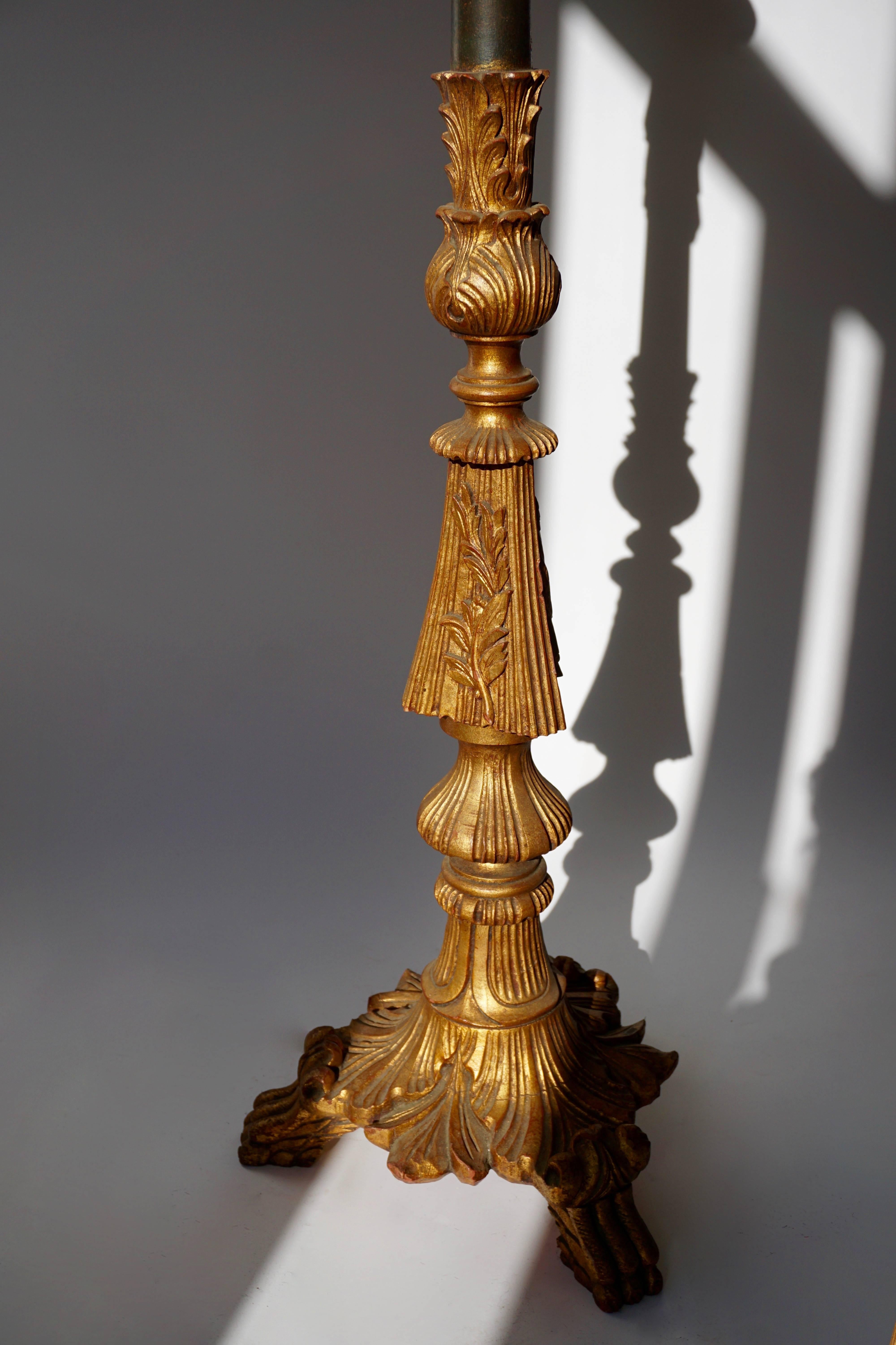 Stehlampe aus vergoldetem und lackiertem Holz (Hollywood Regency) im Angebot