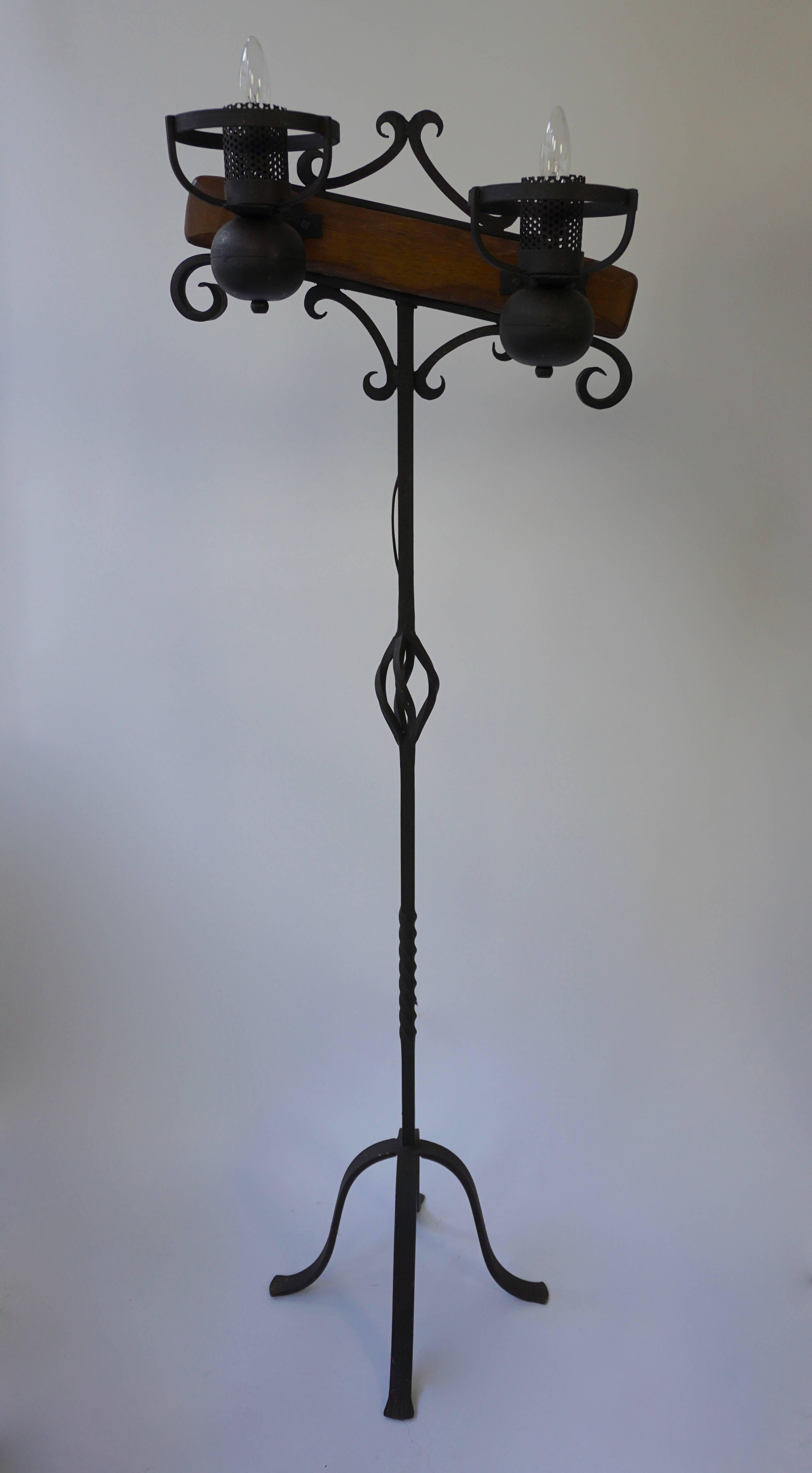 A wrought iron floor lamp.
Measures: Height:157 cm.
Width: 56 cm.
Depth: 44 cm.
Two E14 bulbs.