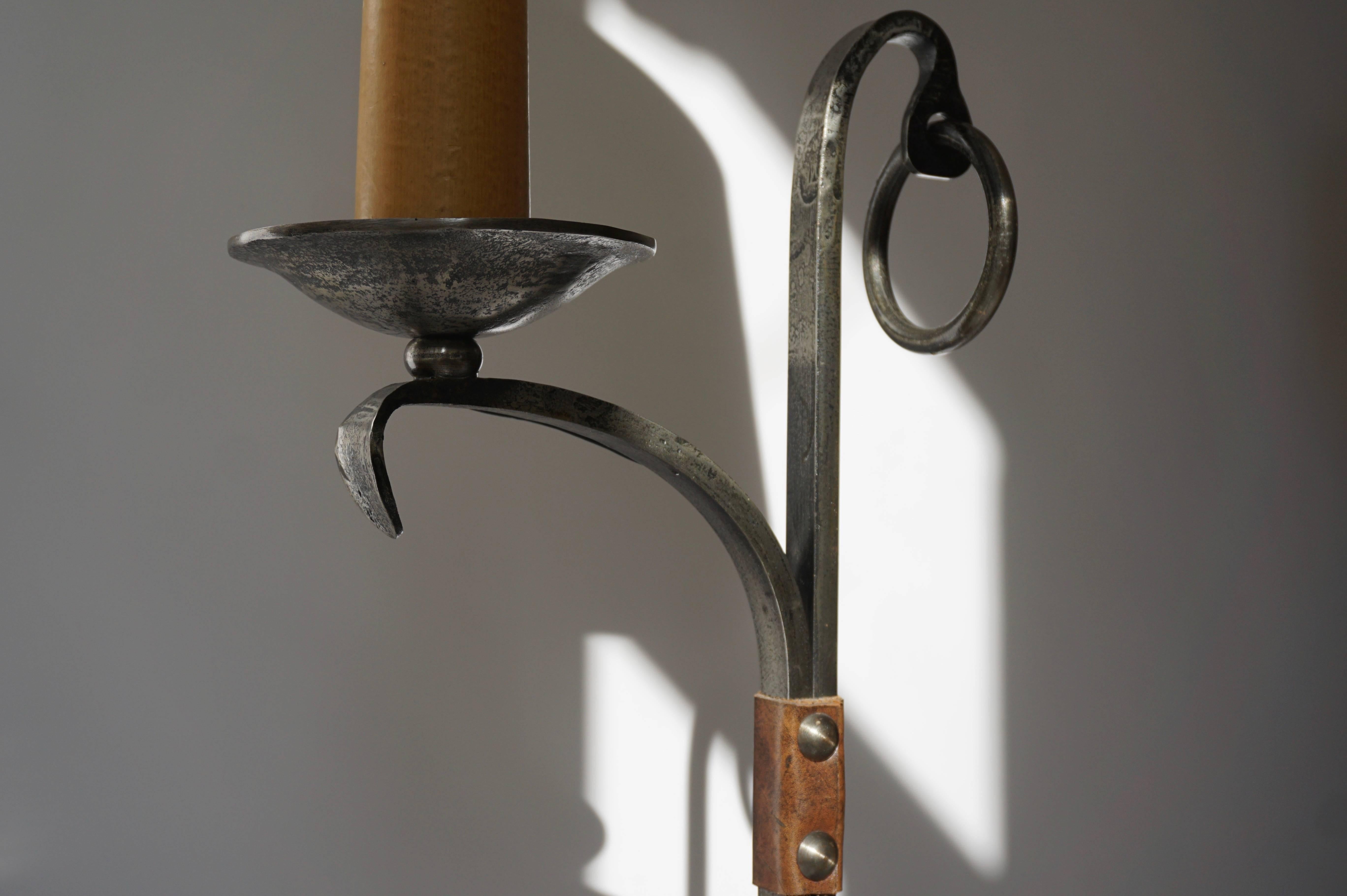 Stehlampe aus Eisen und Leder im Stil von Jacques Adnet, 1950er-1960er Jahre, Frankreich (Metall) im Angebot
