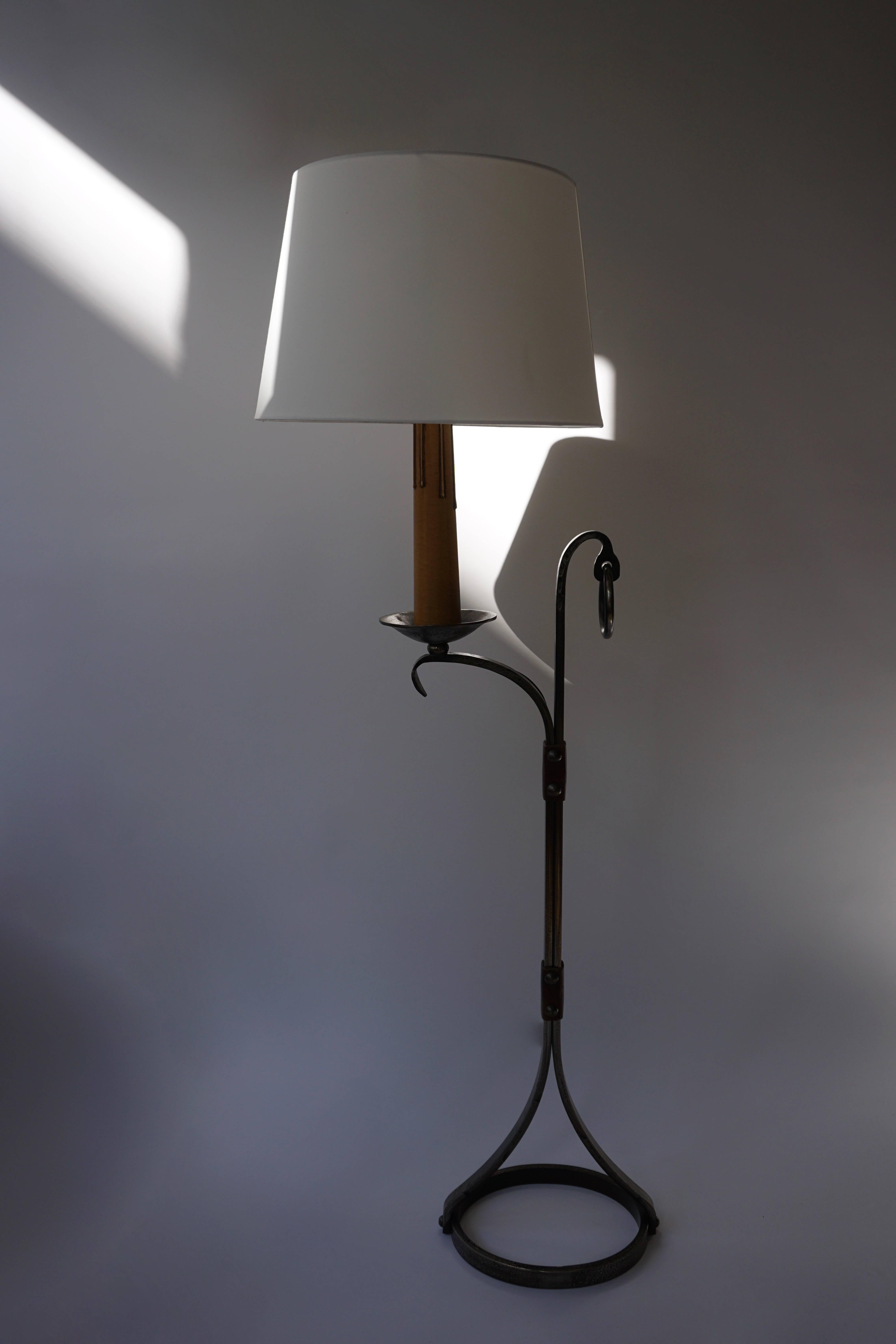 Jacques Adnet Style Stehlampe aus Eisen und Leder, 1950er-1960er Jahre, Frankreich.

Schöne Patina auf dem Eisen und Leder. Die Lampe ist sehr schwer. 

Höhe ohne Schirm: 130 cm.
Breite: 34 cm.
Tiefe: 24 cm.
Höhe mit Schirm: 150 cm.
Durchmesser: 45