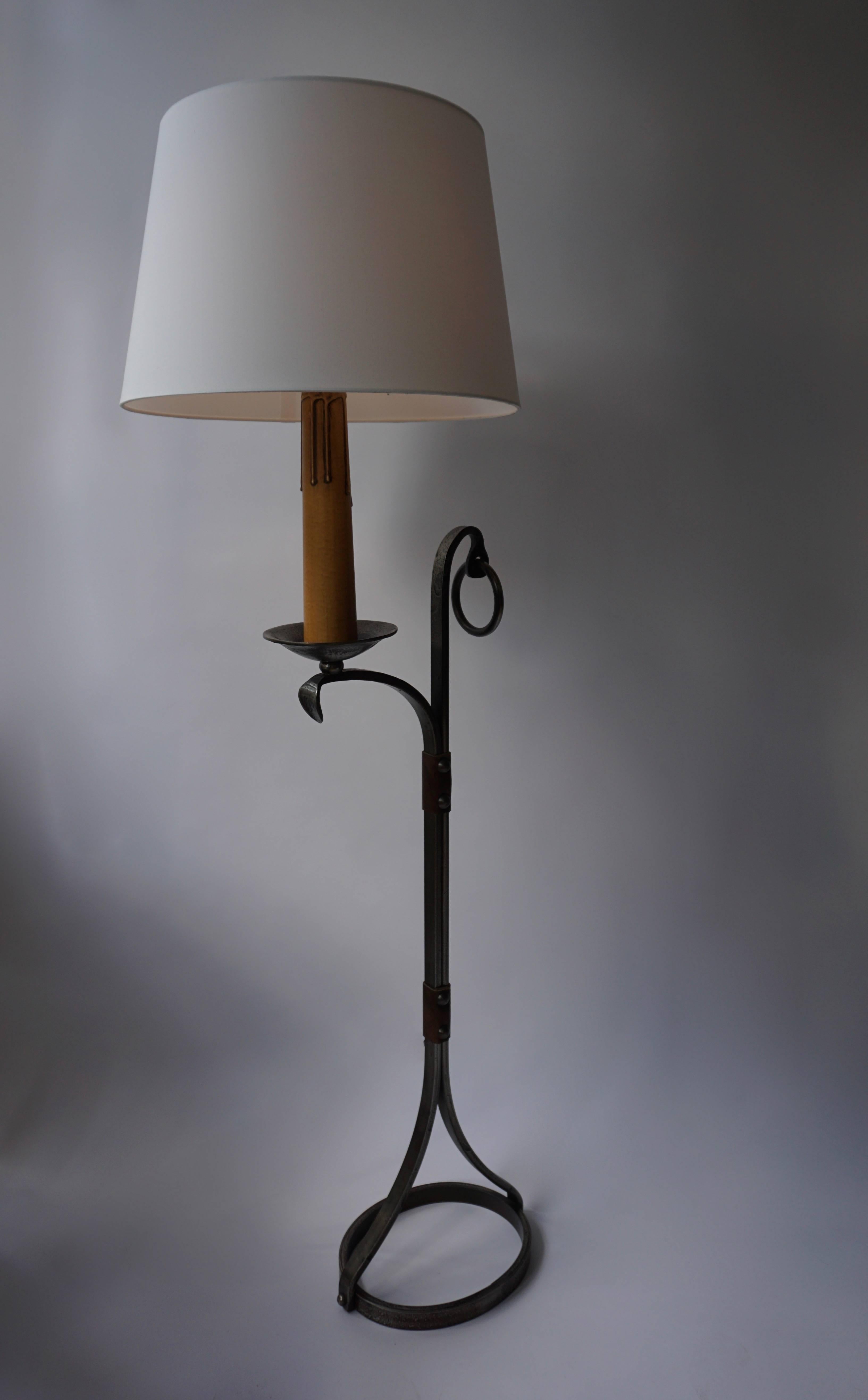 Hollywood Regency Lampadaire en fer et cuir de style Jacques Adnet, années 1950-1960, France en vente