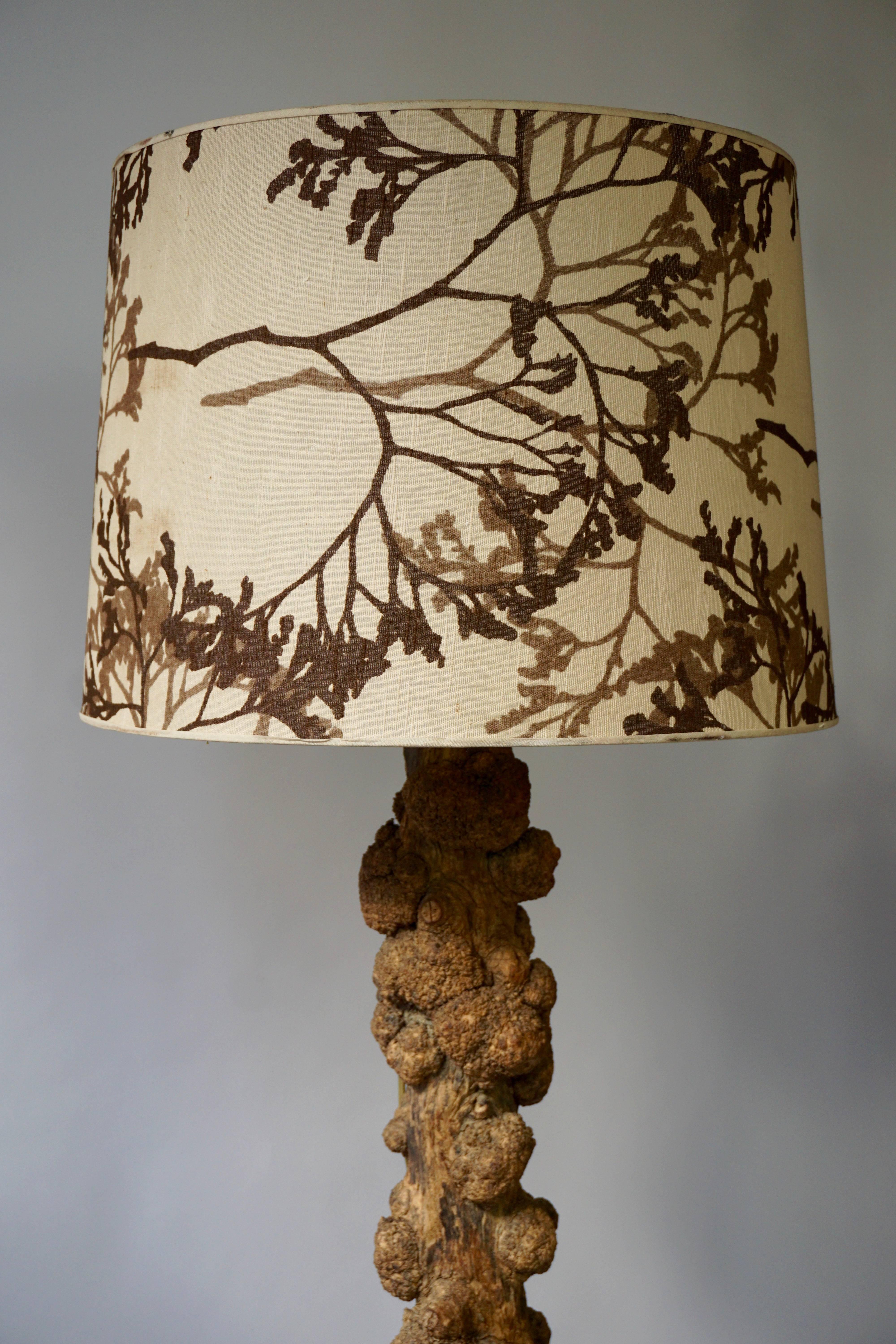 A unique and highly decorative Congolese hardwood tree trunk, displaying burly freak growths all-over and mounted as a standing lamp.
Beautiful original 1970s lampshade.
Height with shade: 180 cm.
Diameter shade: 50 cm. height shade 36
