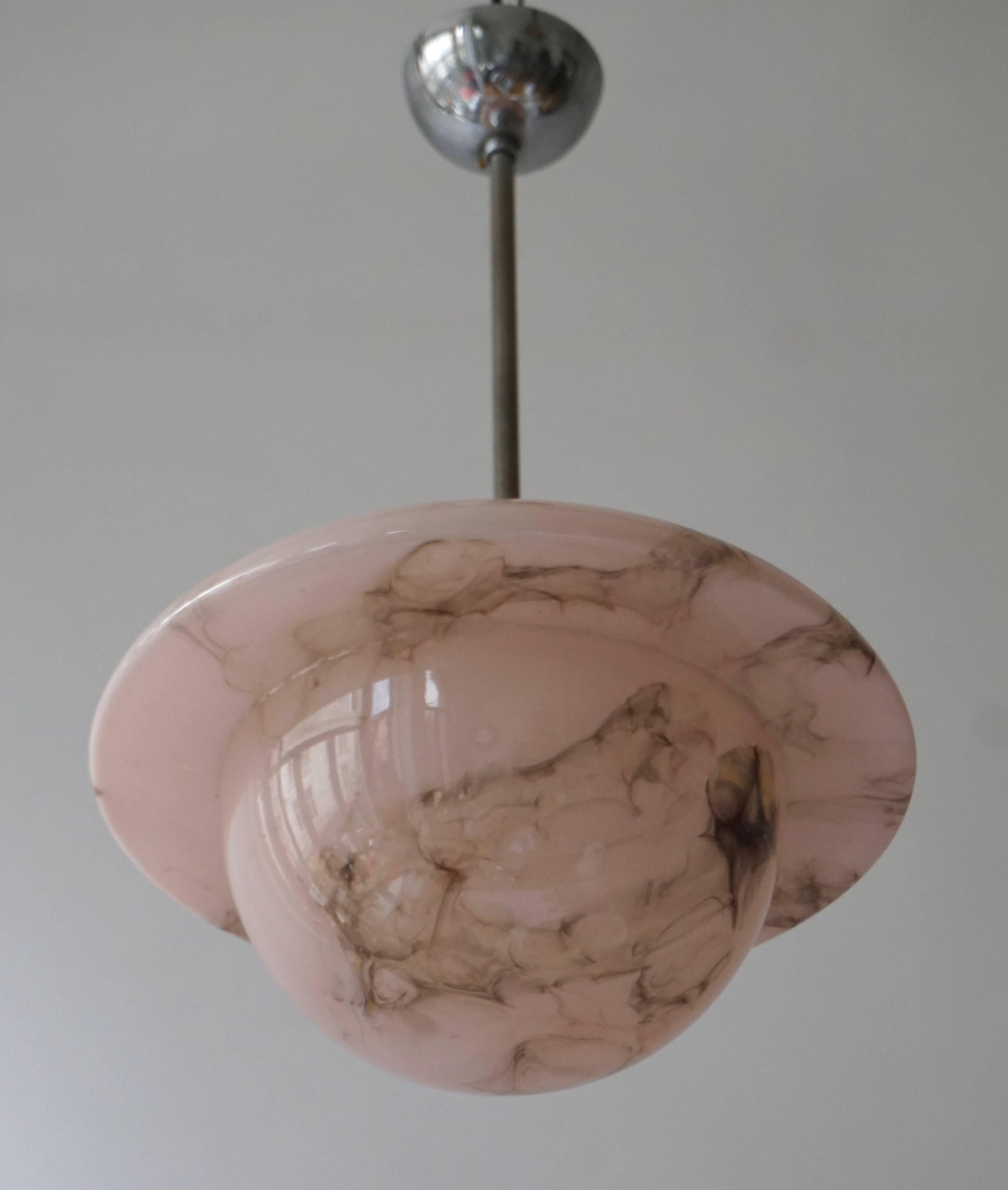 Art Deco glass pendant light.
Diameter: 36 cm.
Height: 60 cm.
One E27 bulb.