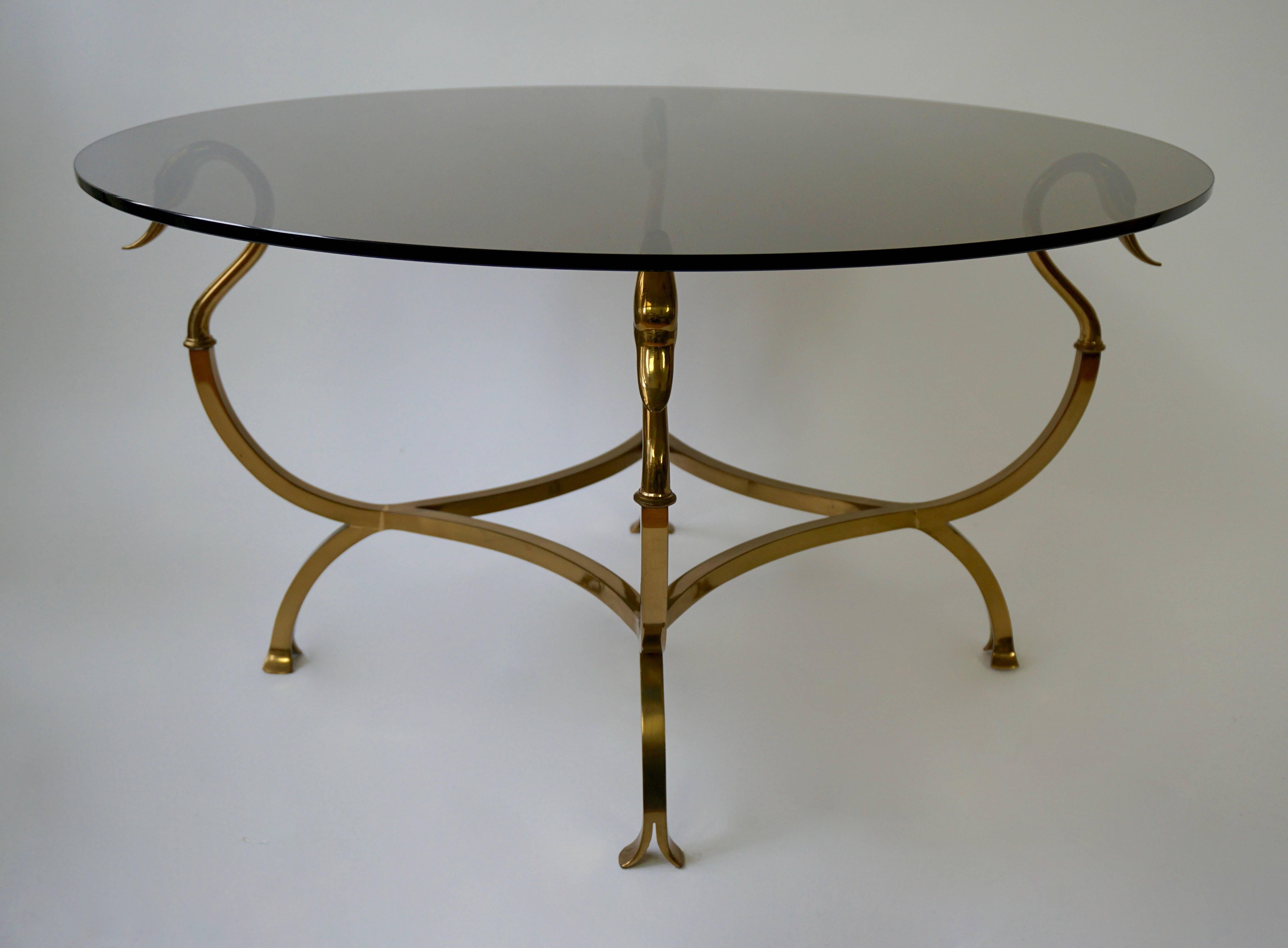 Stilisierter Couchtisch oder Cocktailtisch aus Messing im Stil von Maison Jansen mit Schwanenköpfen und Netzfüßen.
Durchmesser 90 cm.
Höhe 48 cm.
