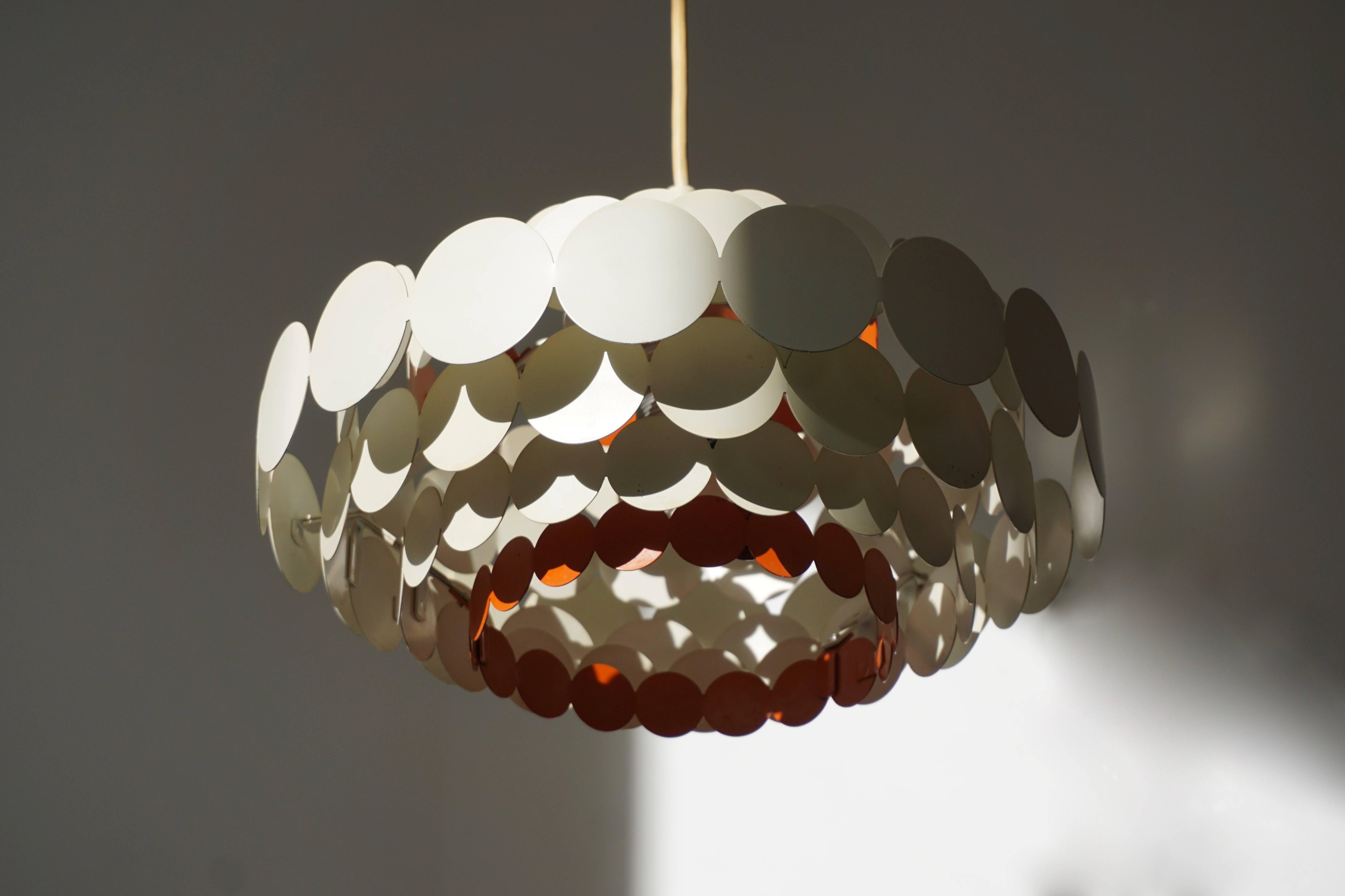 One Doria pendant light.
Measures: Diameter 36 cm.
Height 17 cm.