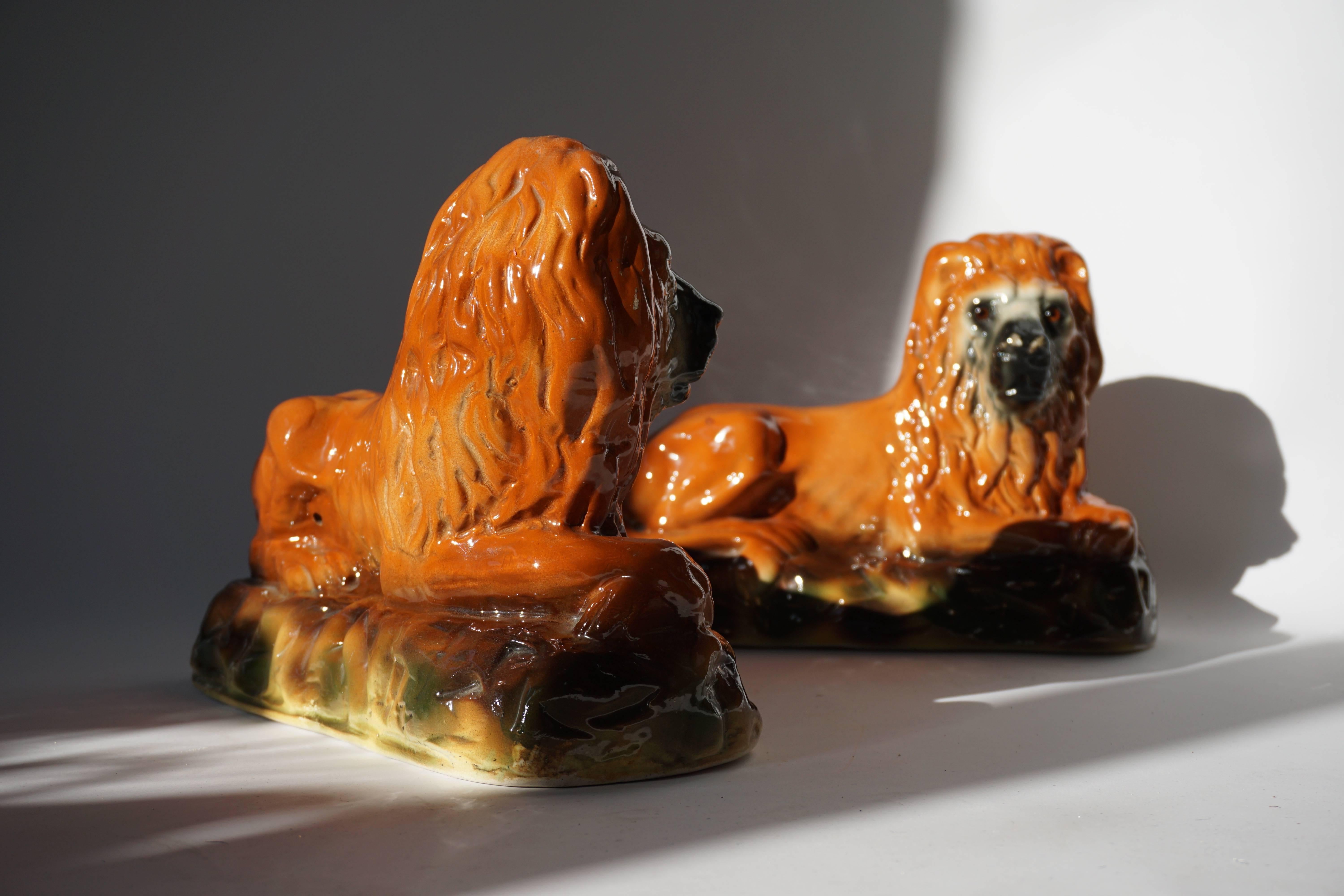 Smaltato Due leoni in ceramica in vendita