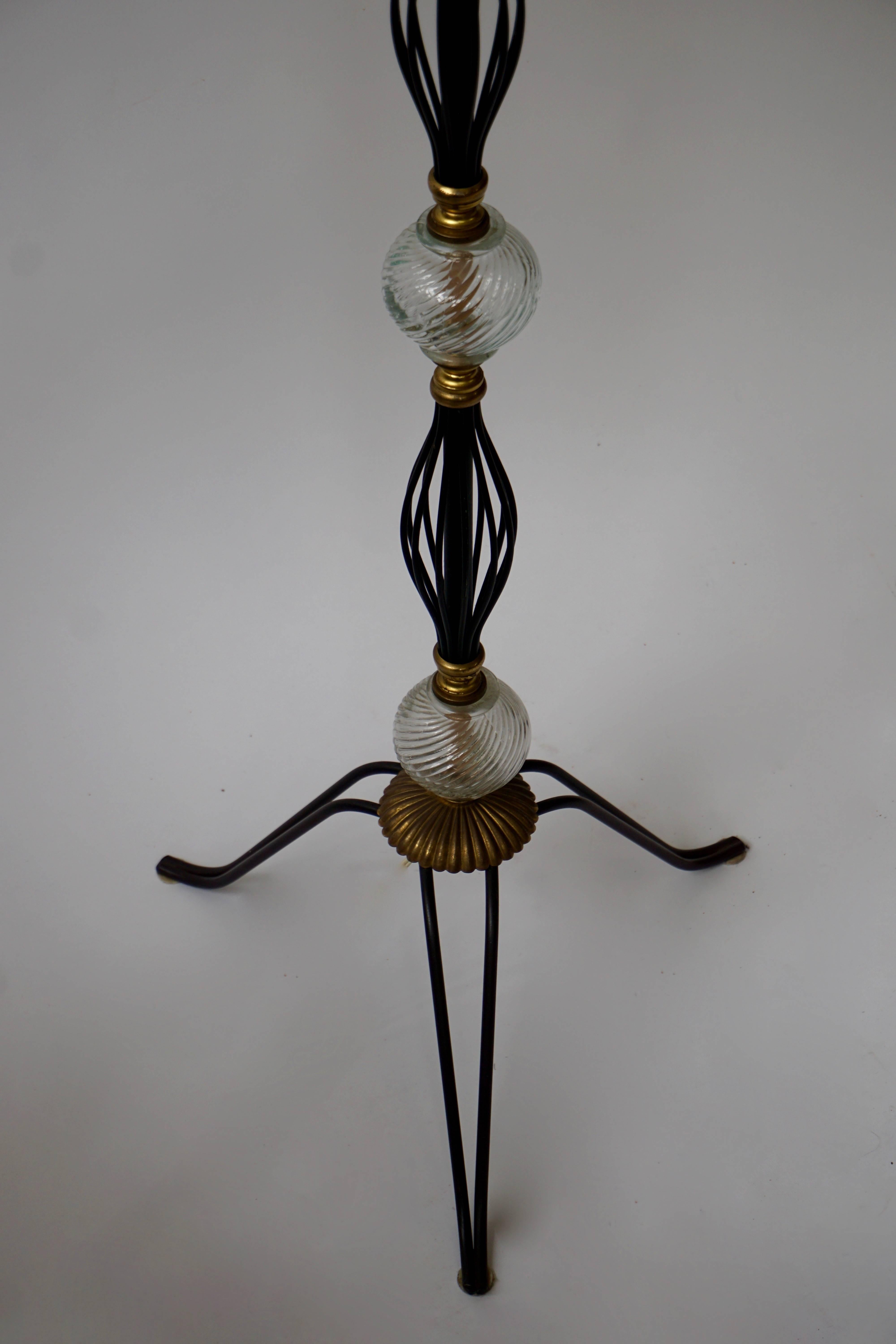 Elegante italienische Stehlampe aus Messing und Glas (Italienisch) im Angebot