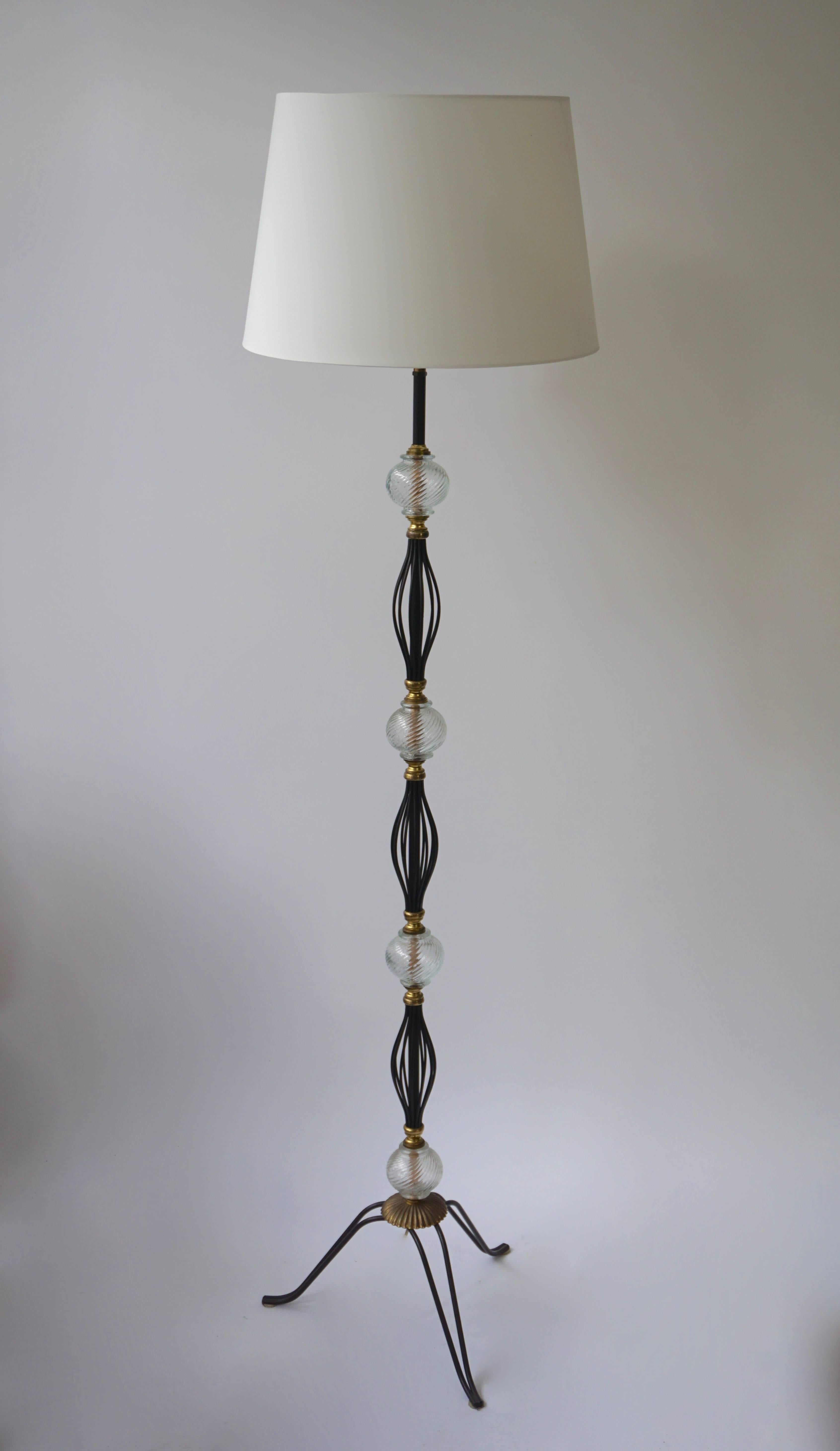 Elegante italienische Stehlampe aus Messing und Glas (Stoff) im Angebot