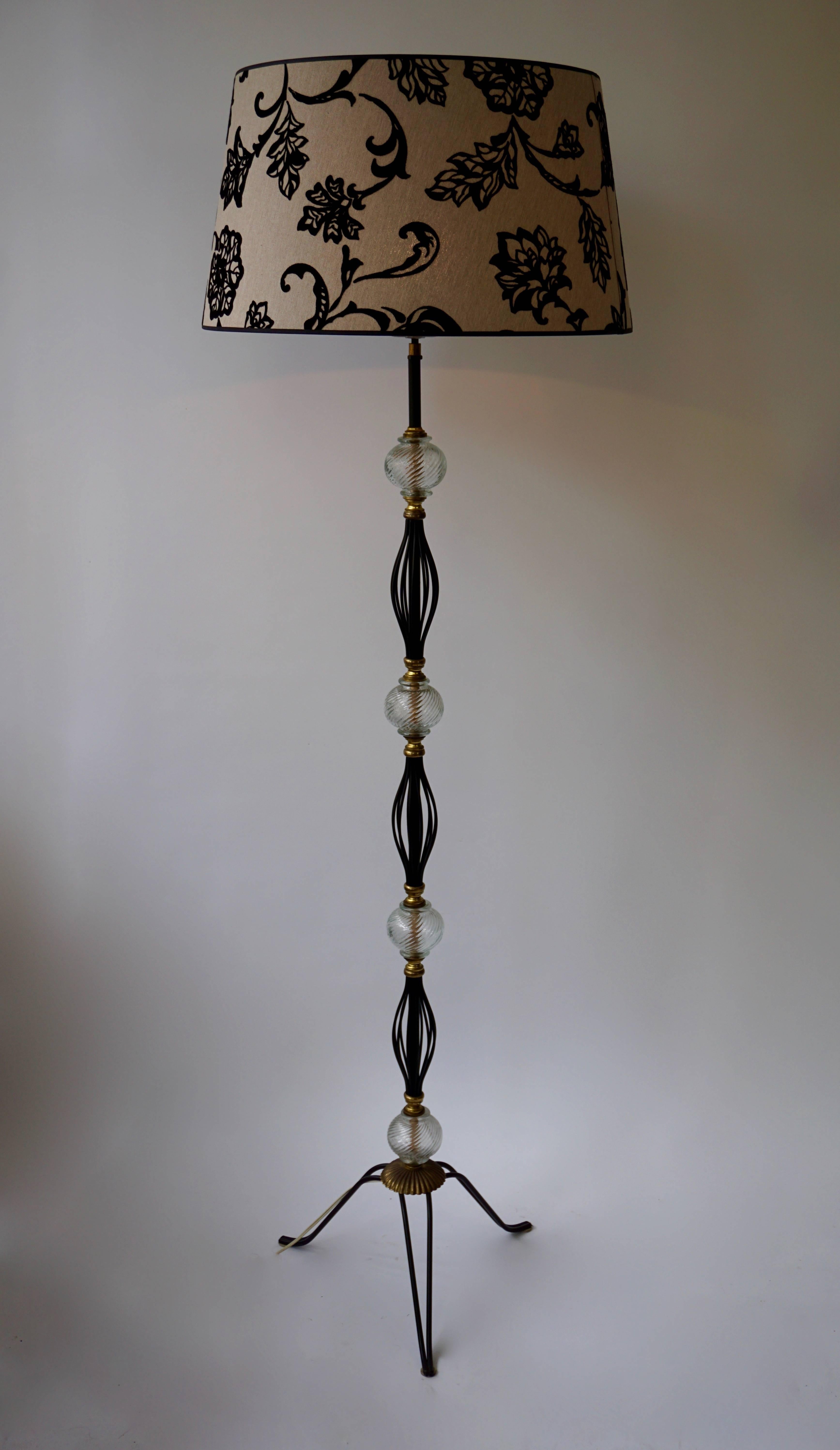 Mid-Century Modern Italian Elegant Floor Lamp in Brass and Glass For Sale