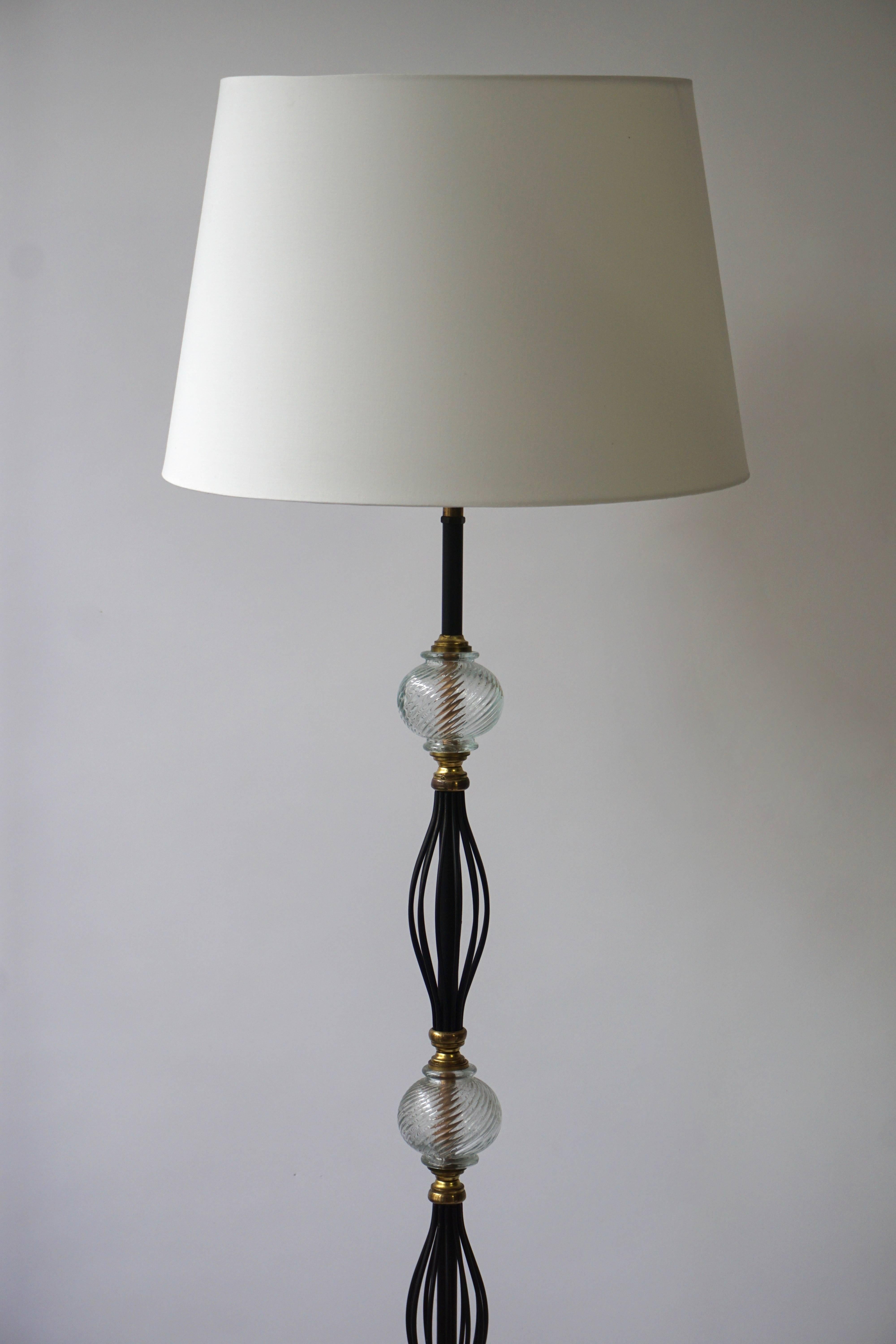 Elegante italienische Stehlampe aus Messing und Glas im Angebot 2