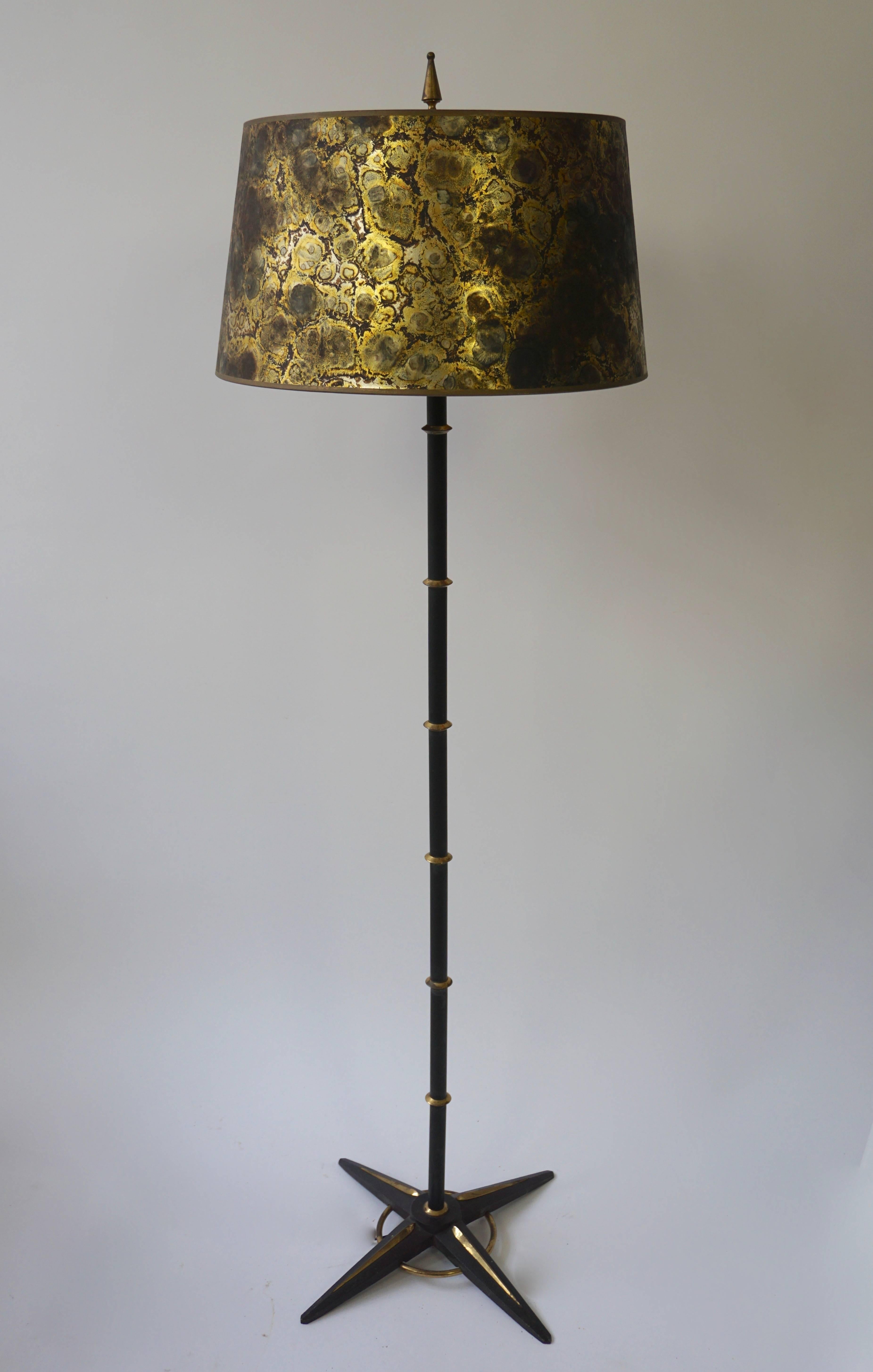 Schöne Stehlampe aus schwarzem Metall und Messing aus den 1950er Jahren mit goldfarbenem Lampenschirm.
Maße: Höhe mit Schirm 140 cm.
Durchmesser des Schirms 43 cm.
Höhe Farbton 35 cm.