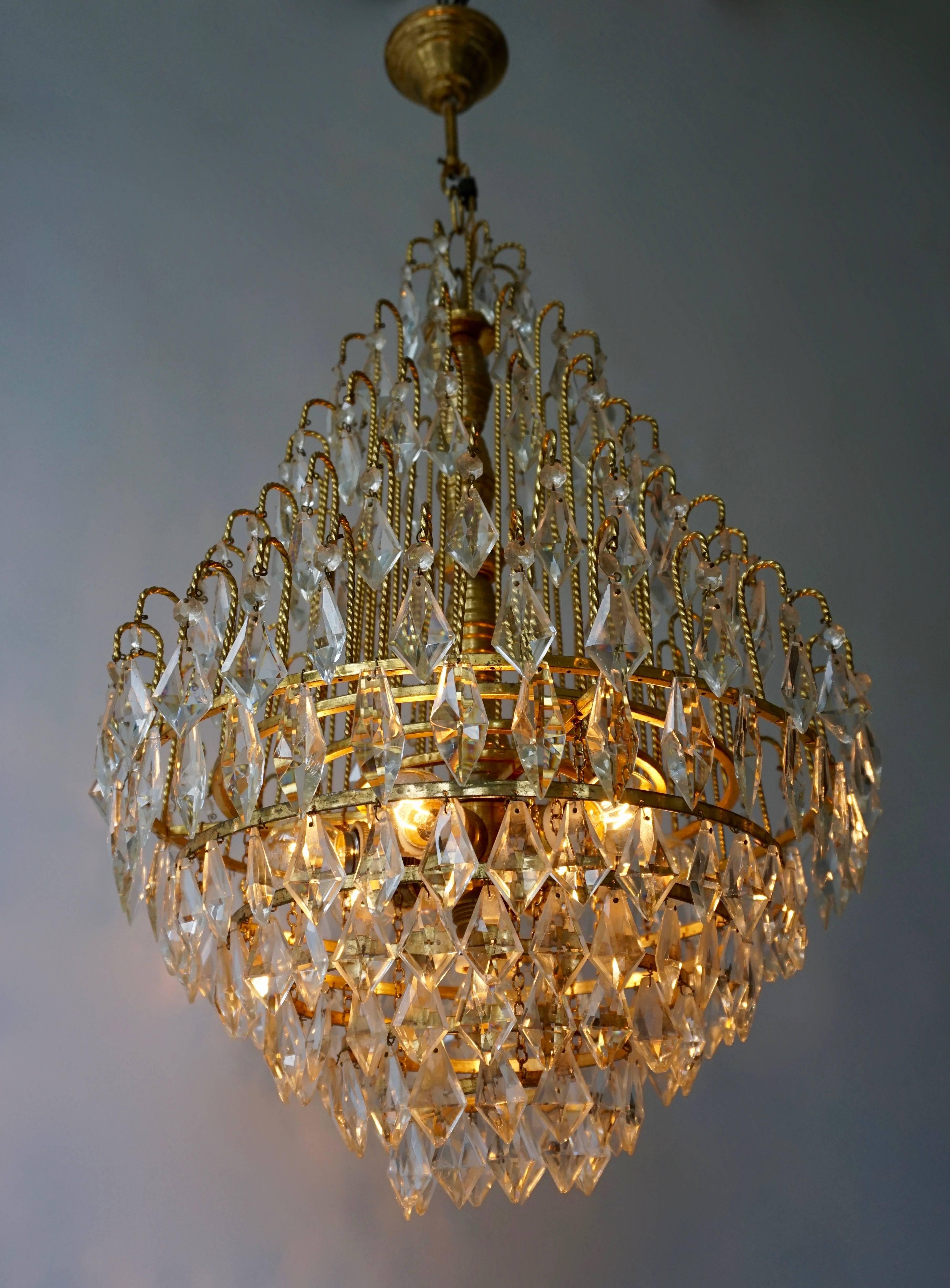 Eleganter Kronleuchter aus Messing und Kristall mit sieben E27 Glühbirnen.
Durchmesser 48 cm.
Höhe mit Kette 80 cm.
Höhe Halterung 62 cm.