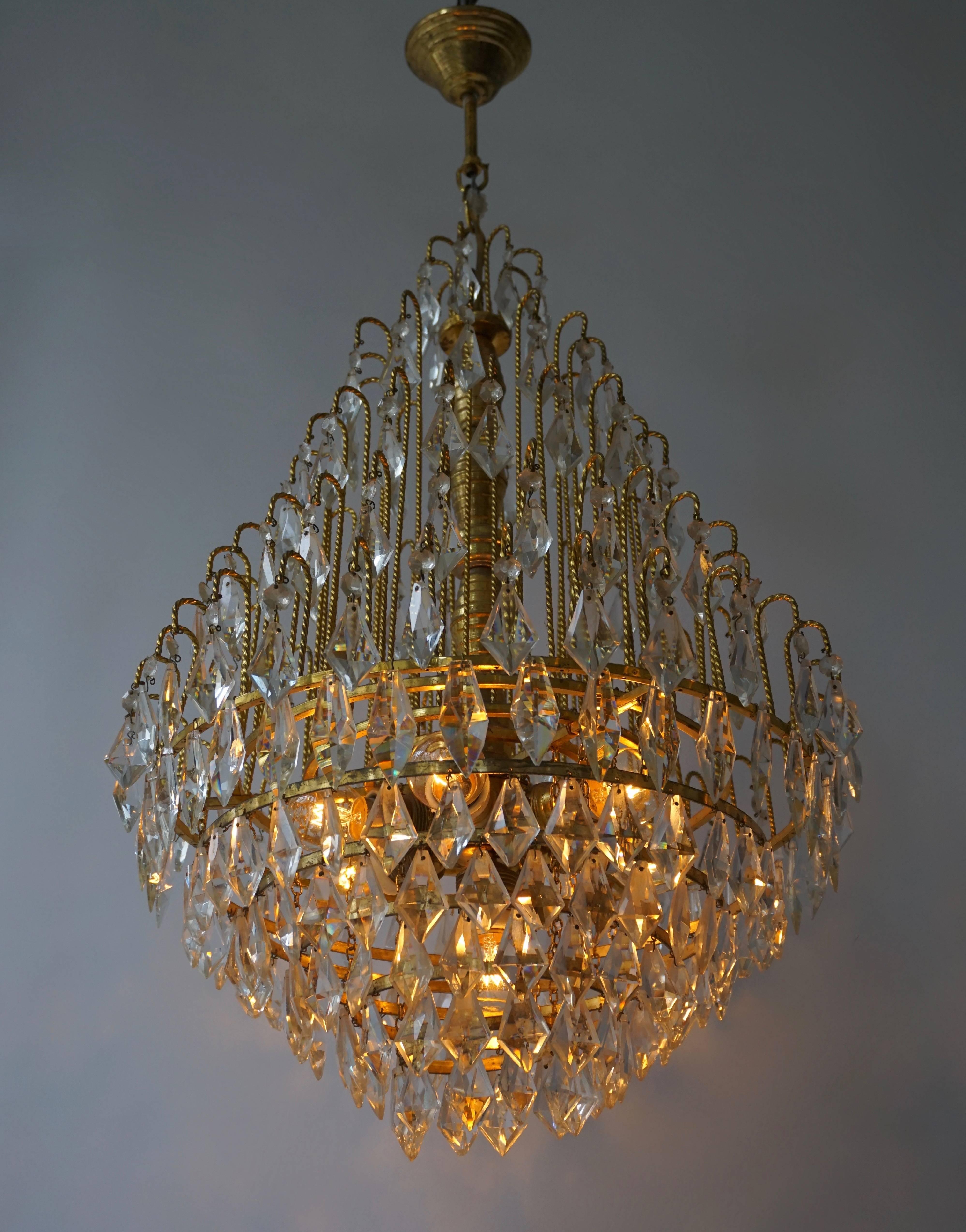 Mid-Century Modern Lustre élégant en laiton et cristal en vente