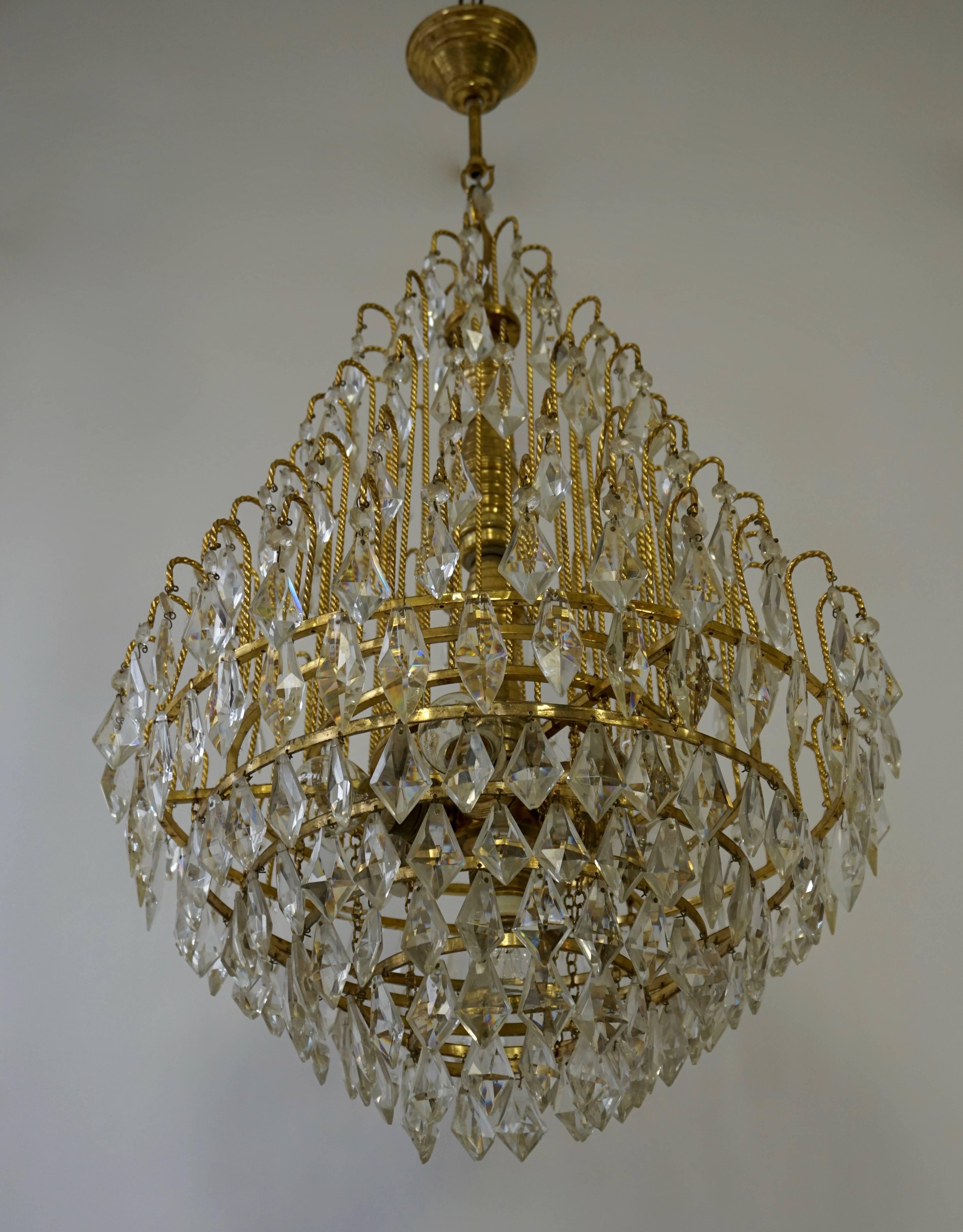 Elegant Brass and Crystal Chandelier In Good Condition For Sale In Antwerp, BE