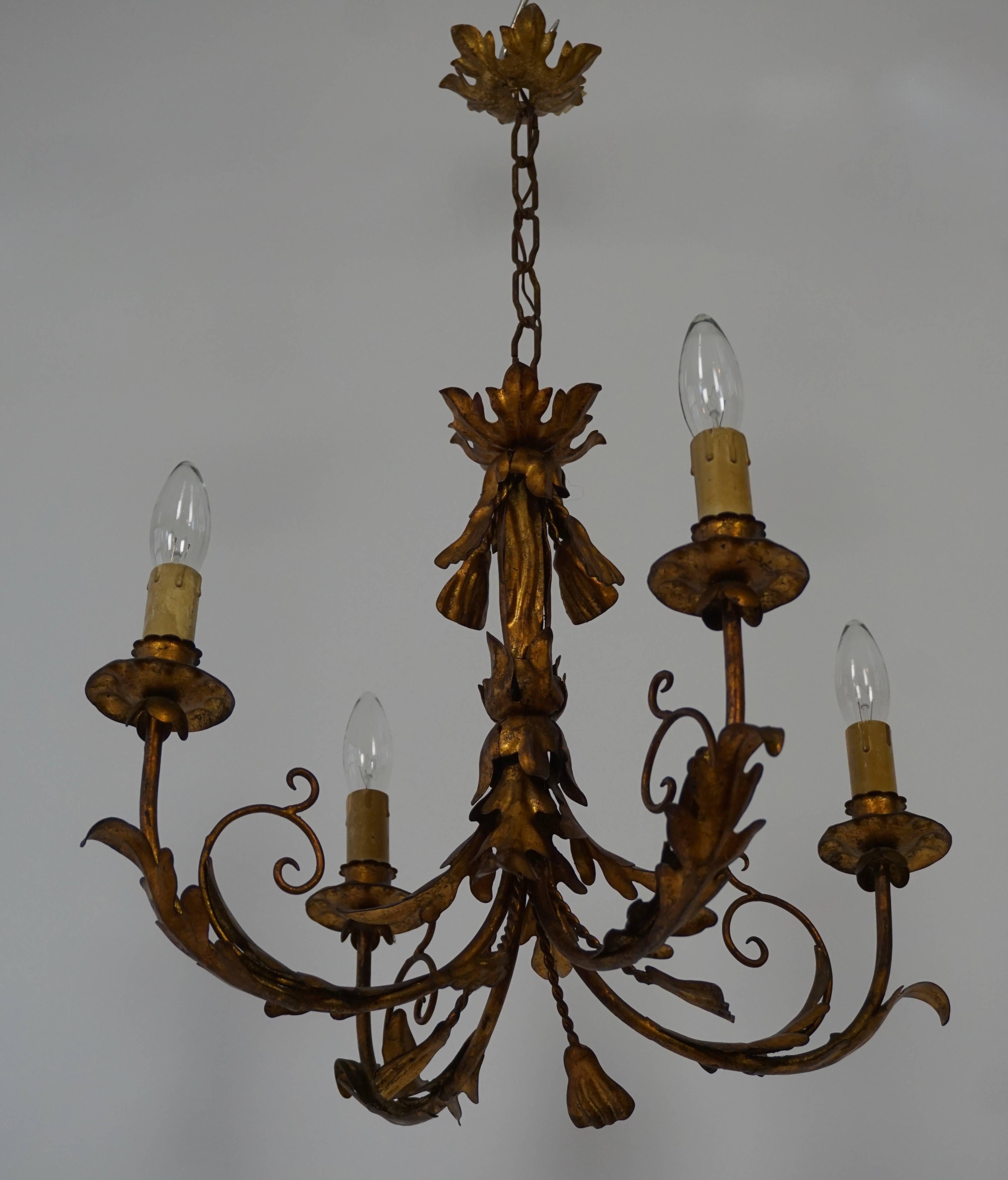 Gilt metal, Hollywood Regency chandelier. 

Diameter 46 cm.
Height 50 cm.
Height with the chain is 65 cm.