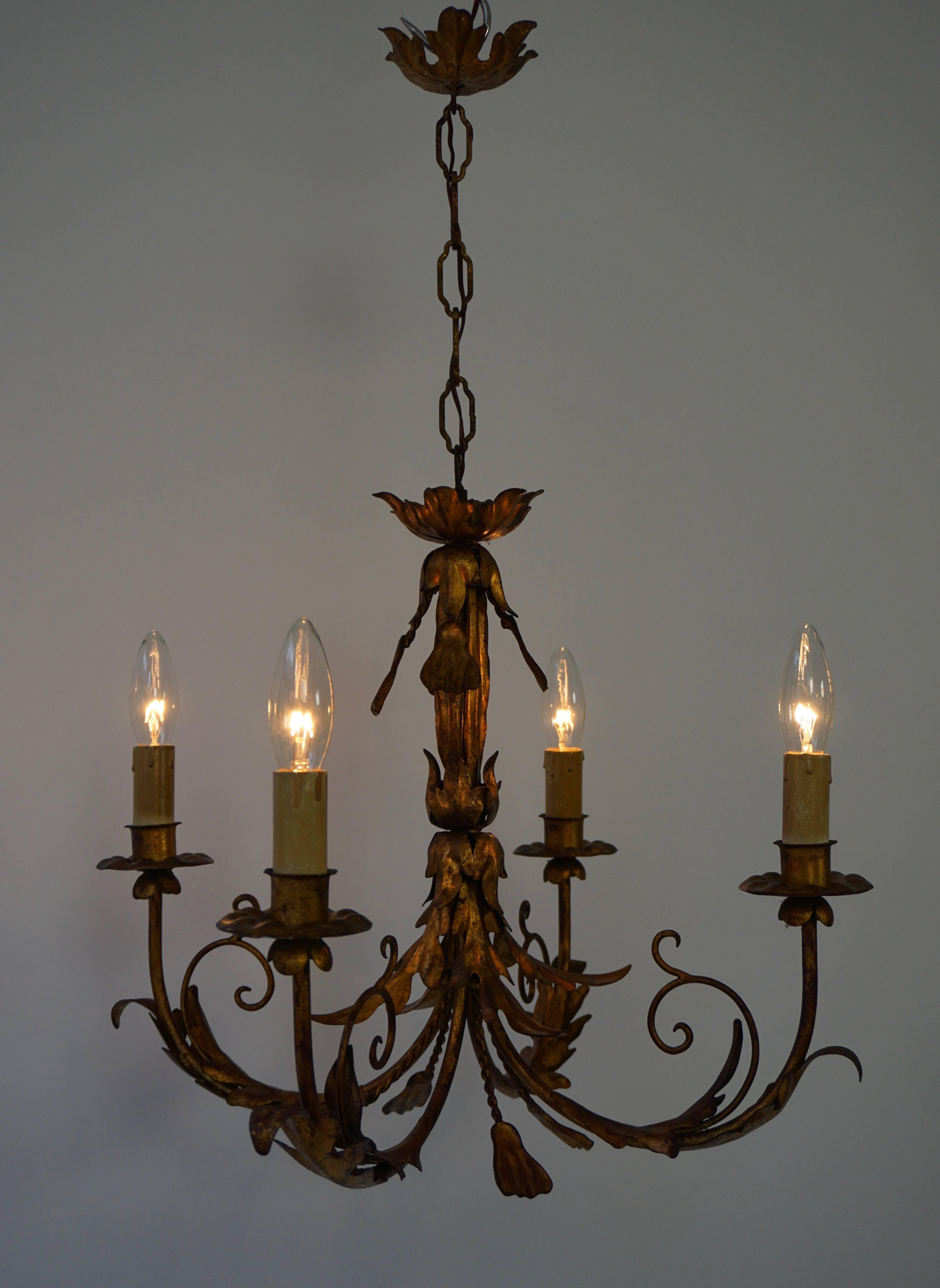 Gilt Palm Leaf Hollywood Regency Chandelier In Good Condition For Sale In Antwerp, BE
