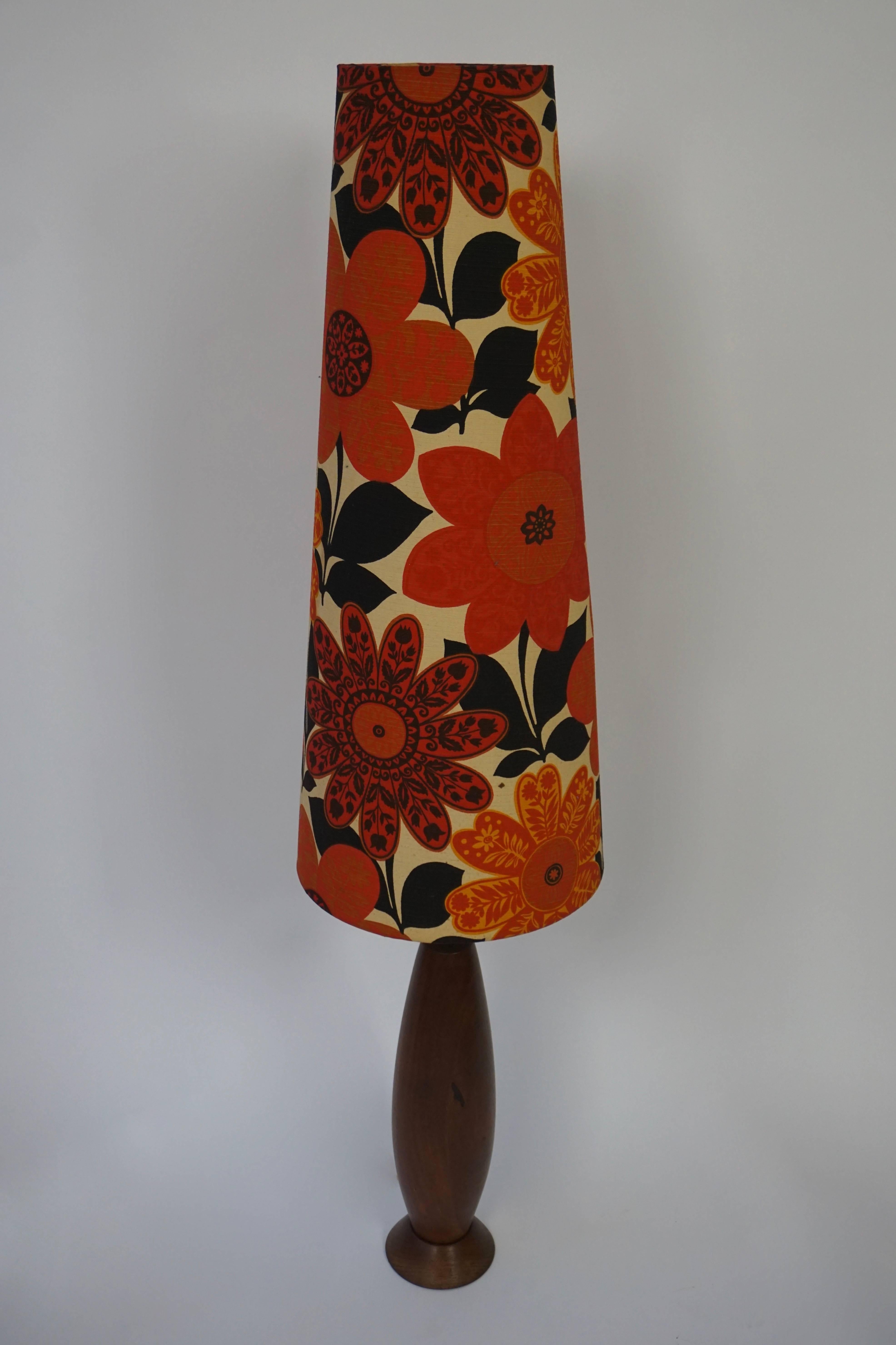 Belgium floor lamp with wooden base and flower shade.
Height 144 cm.
Diameter shade 35 cm.
Diameter base 15 cm.