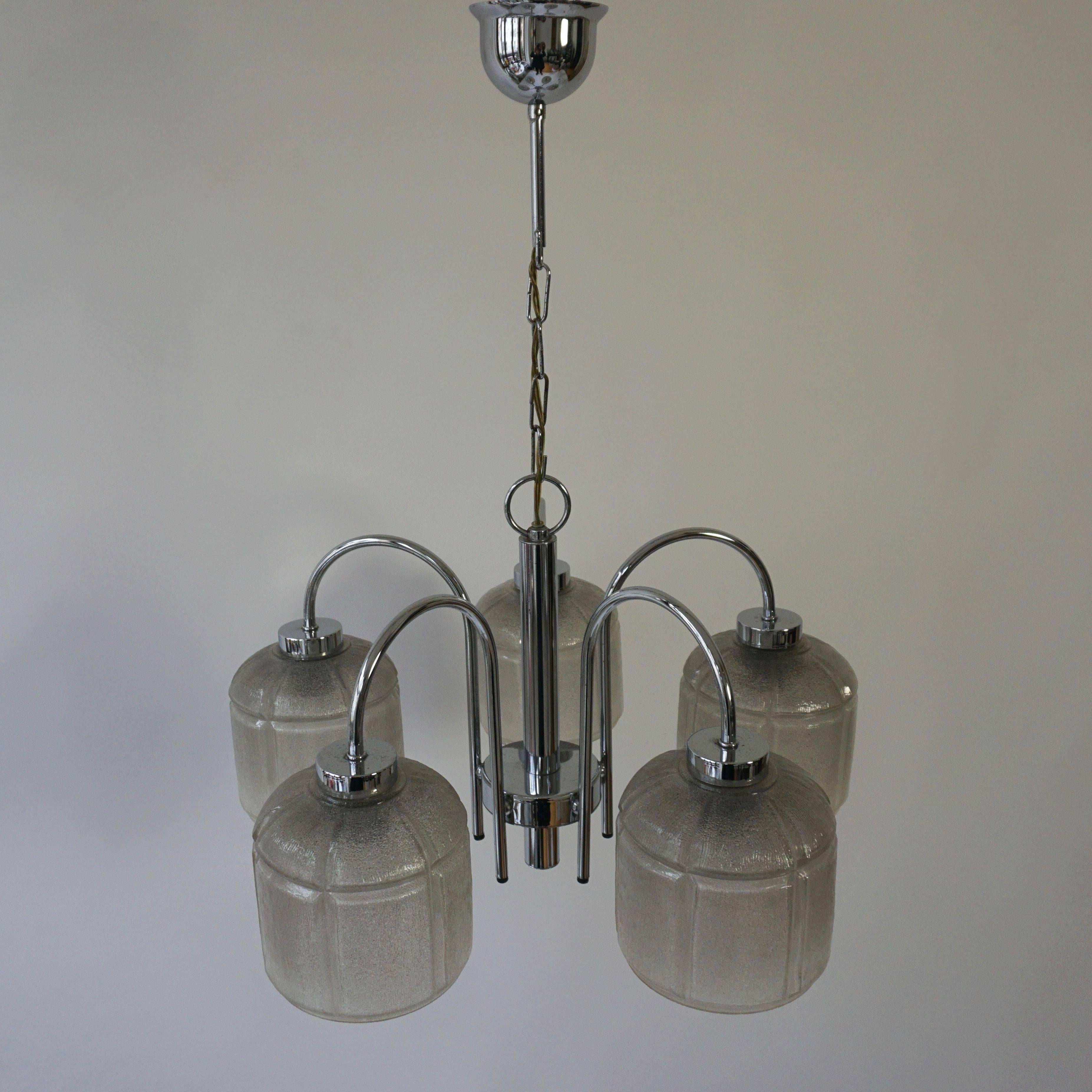 Italian glass and chrome chandelier.
Diameter 54 cm.
Height 70 cm.
Five E14 bulbs.