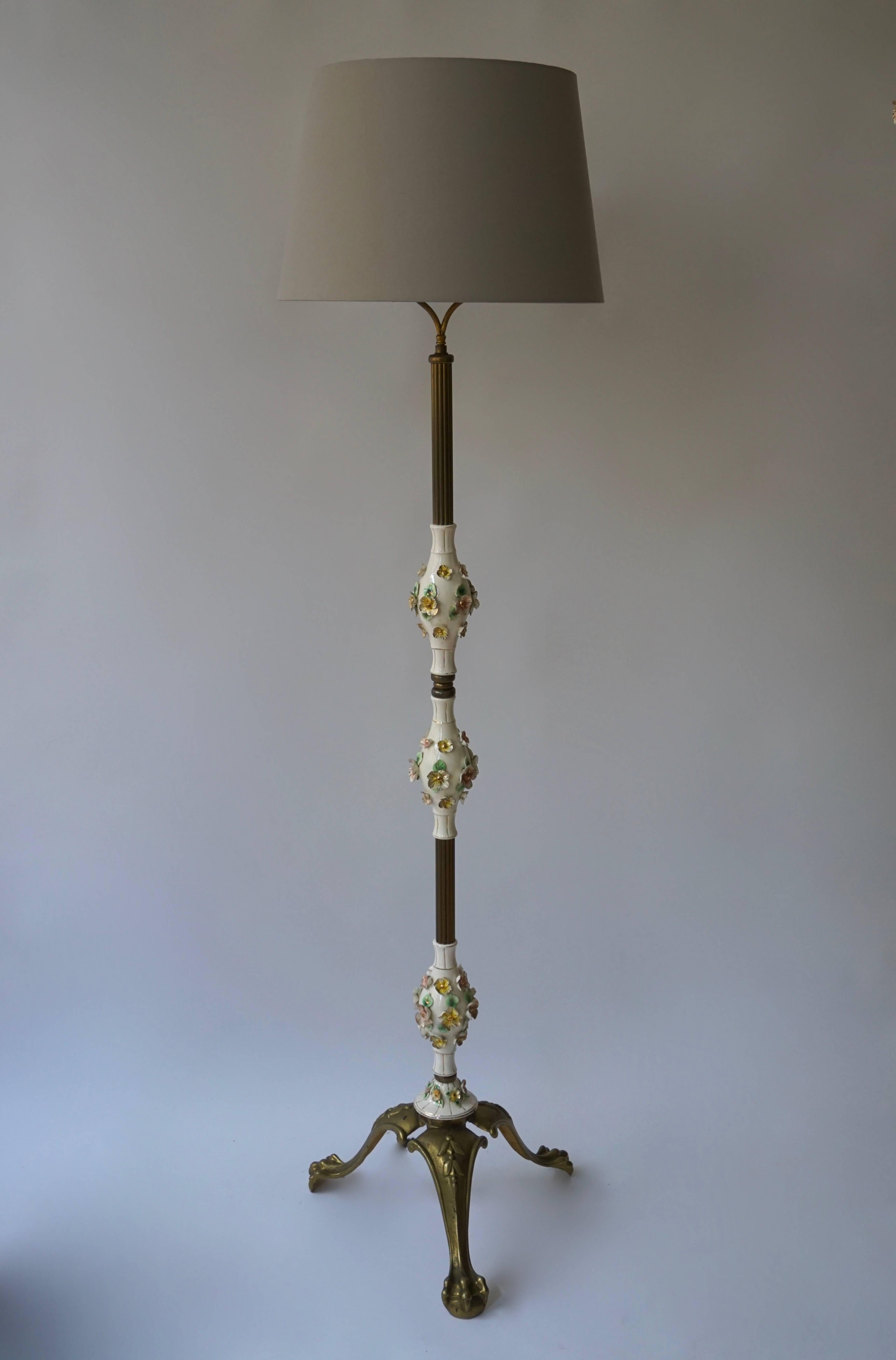 Beautiful Italian brass and porcelain floor lamp. The lamp has a lovely porcelain with beautiful flowers. The shades are not included in the price.. Brass has some patina.
Height with shade 175 cm.
Diameter Shade 44 cm.
Diameter base 45