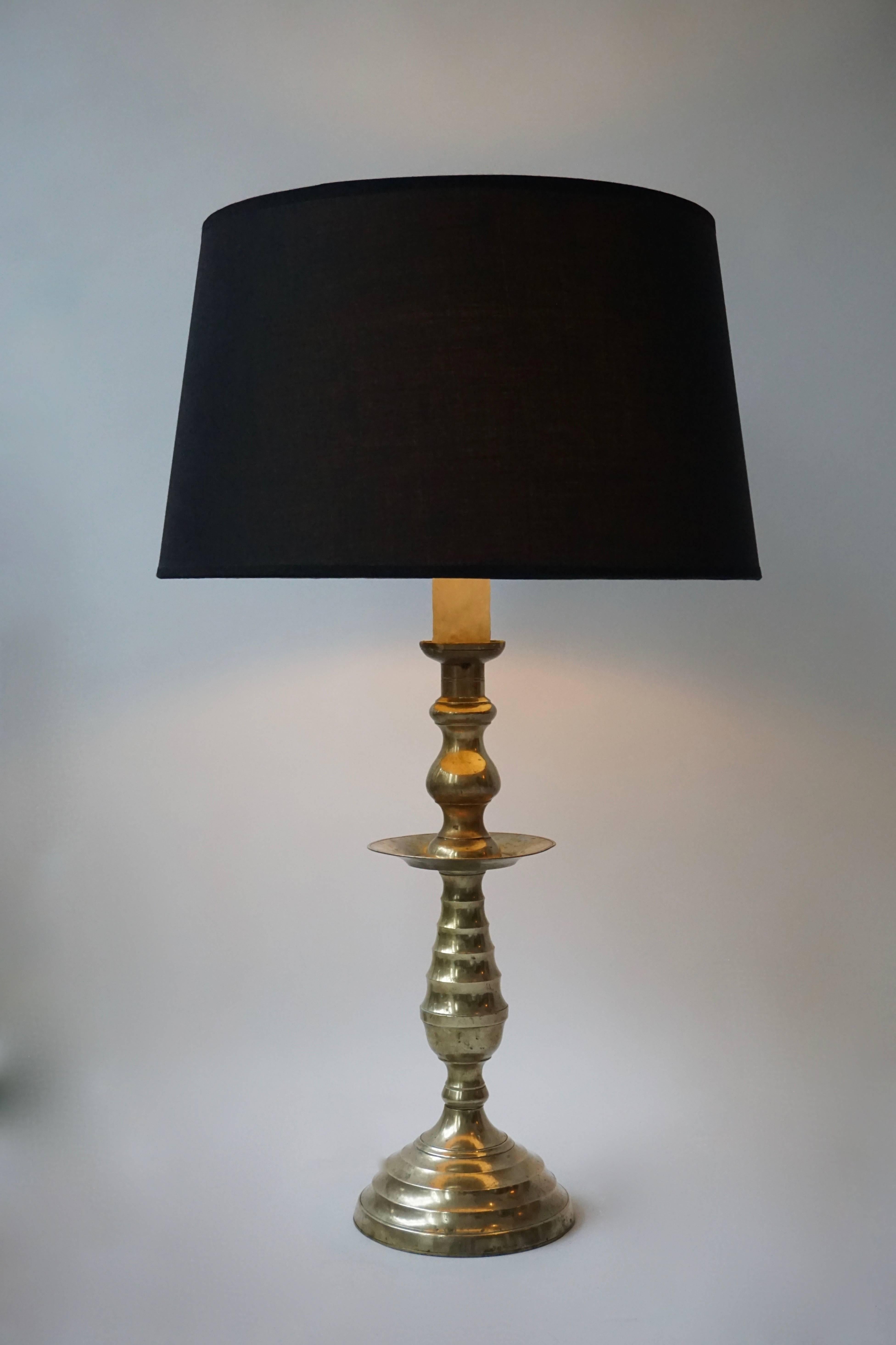 Two brass table lights.
Height with shade 60 cm.
Diameter shade 48 cm.
height shade 27 cm.
Diameter base 18 cm.
Shades are not included in the price.
