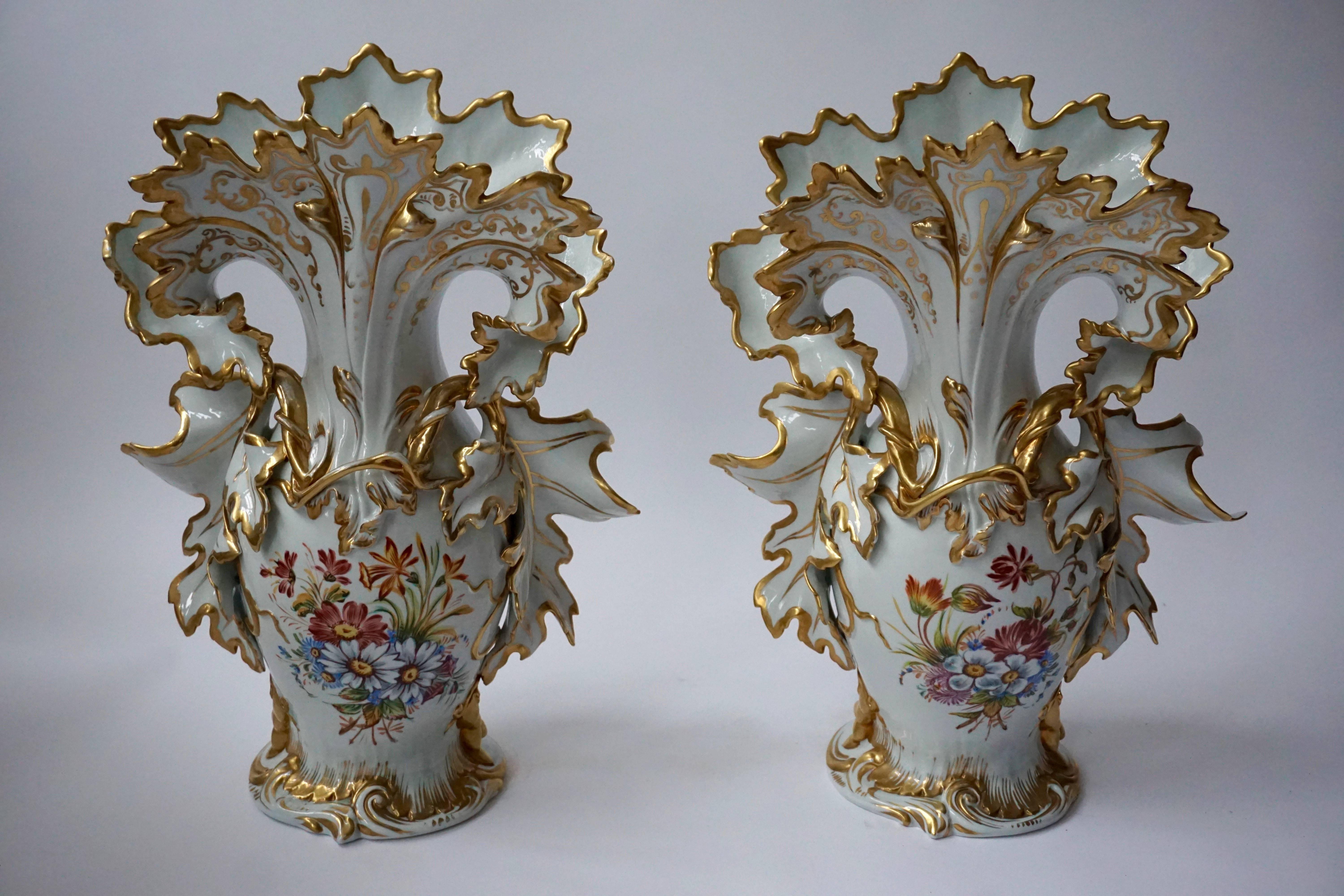 Great pair of Italian porcelain vases with gold leaf and flower decoration.
Measures: Height 46 cm.
Width 33 cm.
Depth 20 cm.