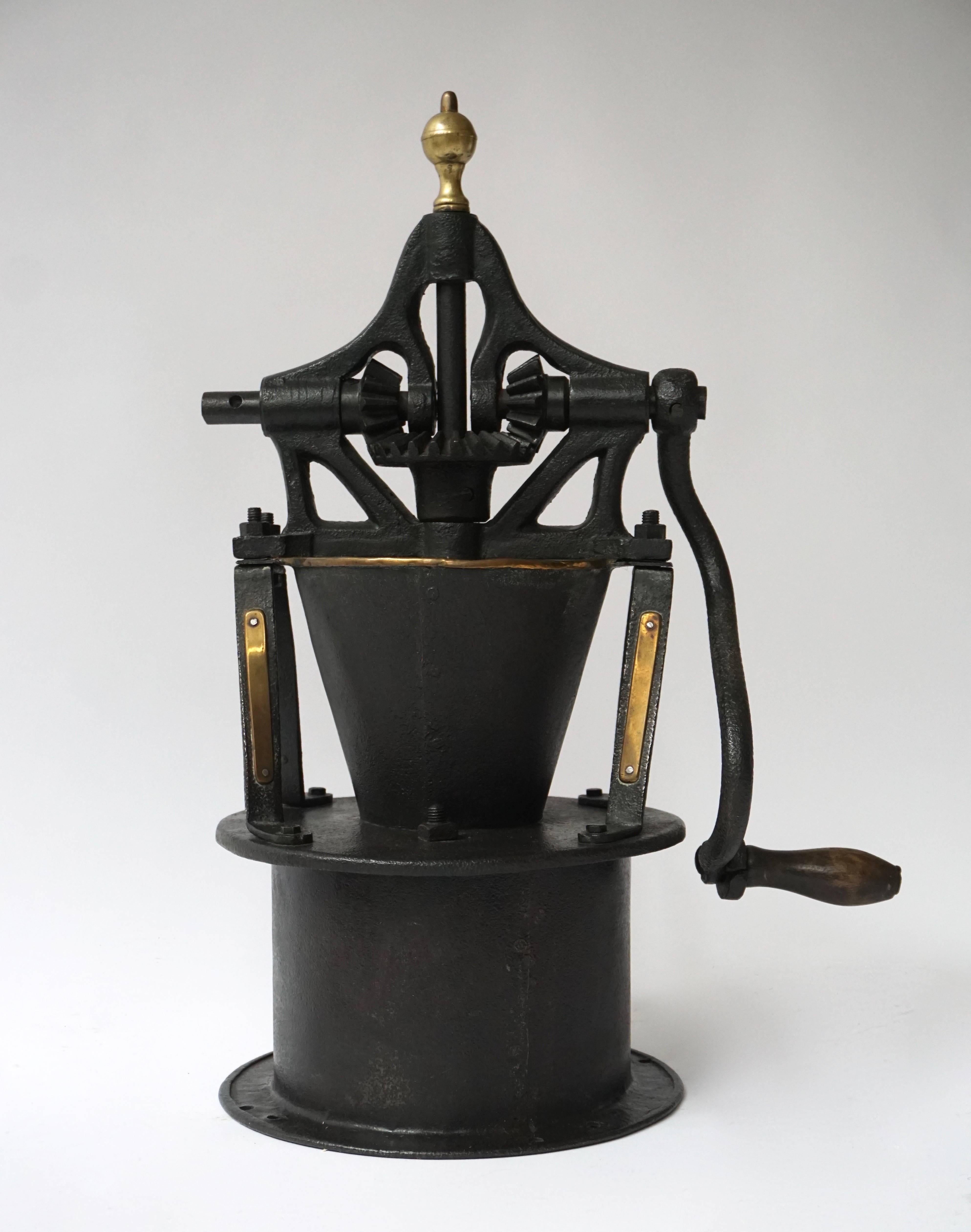 An early Industrial coffee grinder.
Measures: Height 60 cm,
width 40 cm,
depth 26 cm.