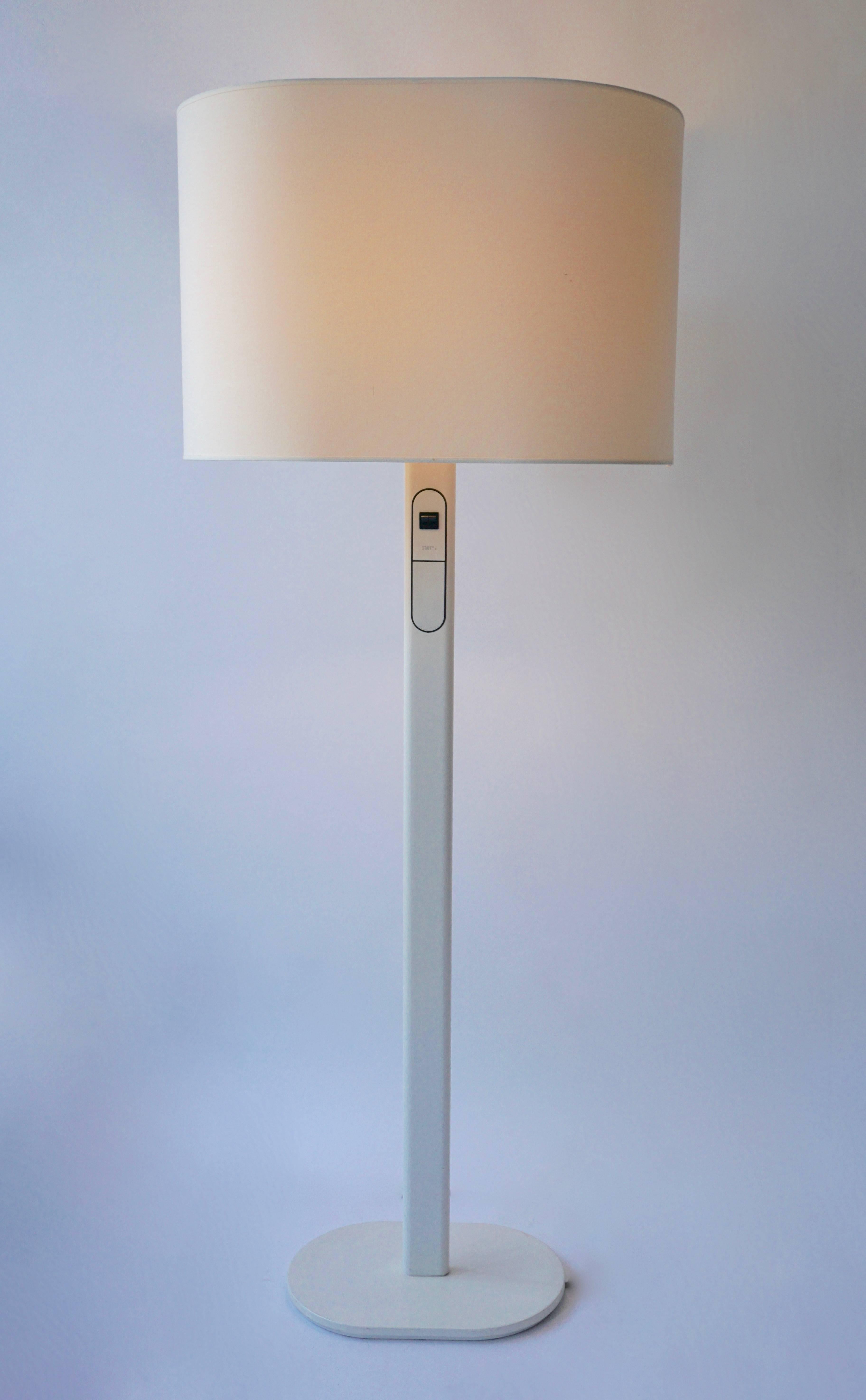 Seltene Stehlampe von Staff, Deutschland.
Der Dimmer ist in die Leuchte integriert und die obere Leuchte kann separat gedimmt werden.
Eine seltene funktionale Form in schönem Vintage-Zustand.
Maße: Höhe 152 cm.