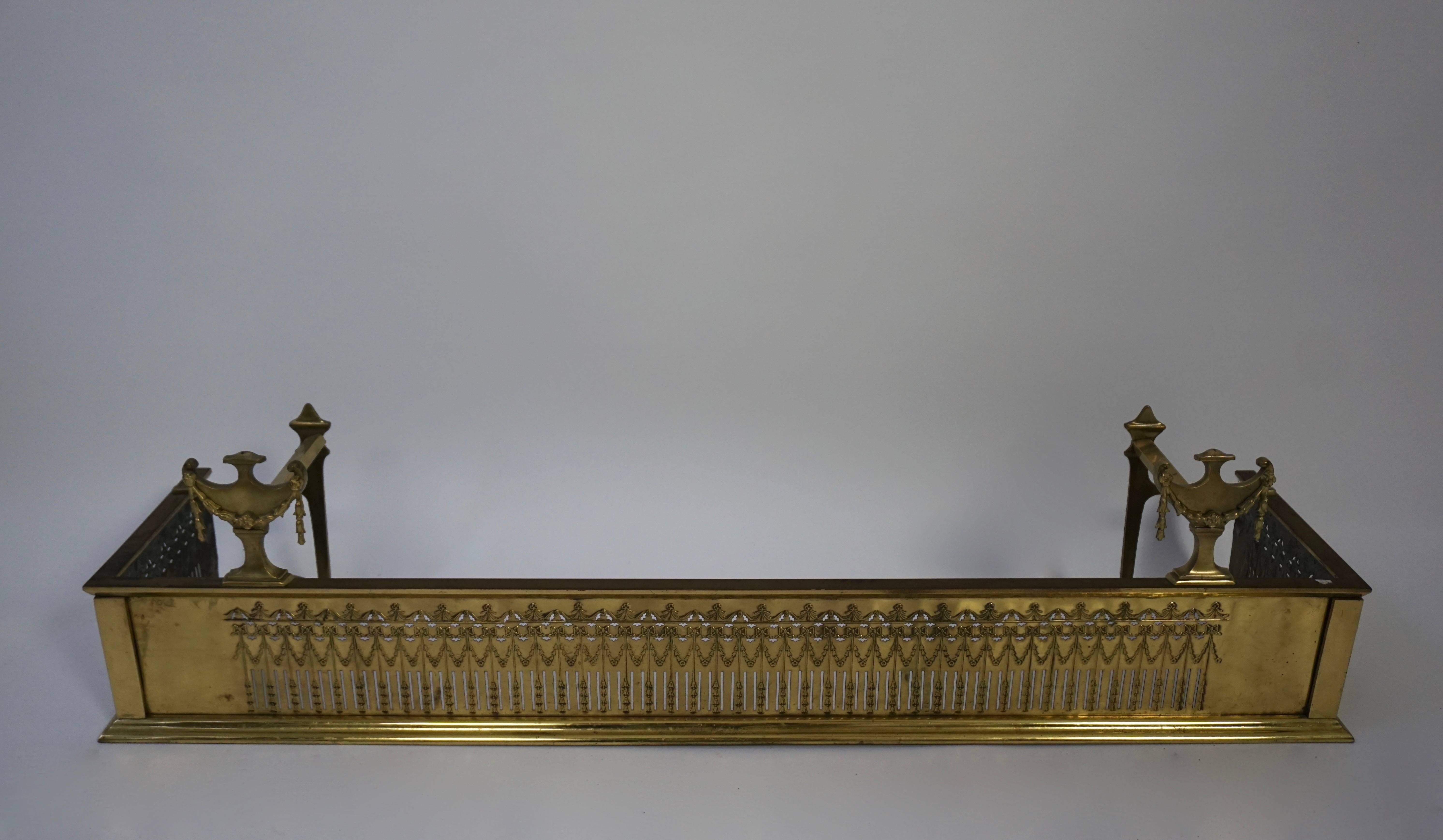 19th century English fireplace fender, fireplace screen made of brass,
Measures: Width 125 cm.
Depth 31 cm.
Height 30 cm.