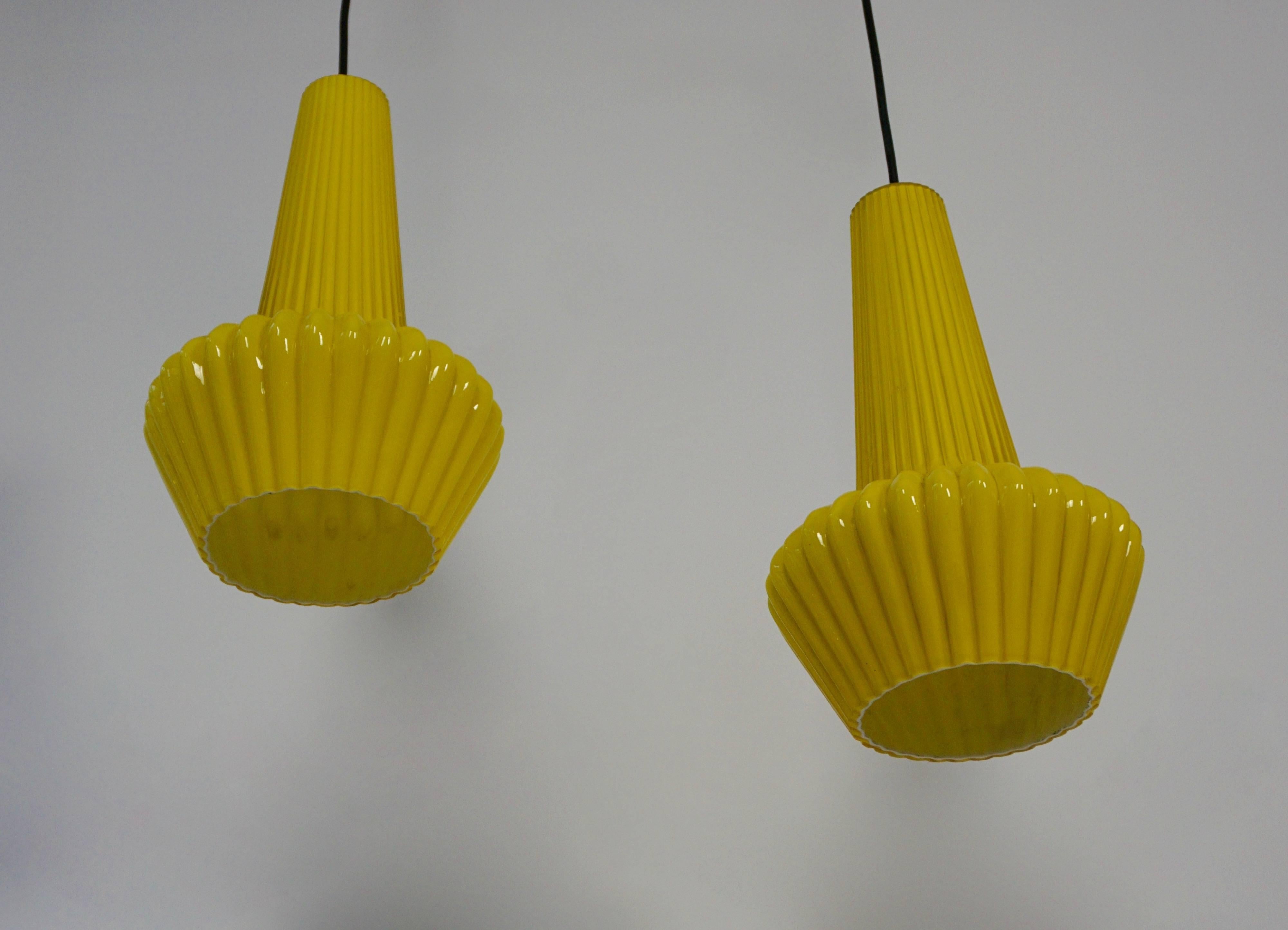 Deux lampes suspendues en verre de Murano jaune en vente 2